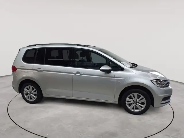 Volkswagen Touran view 3