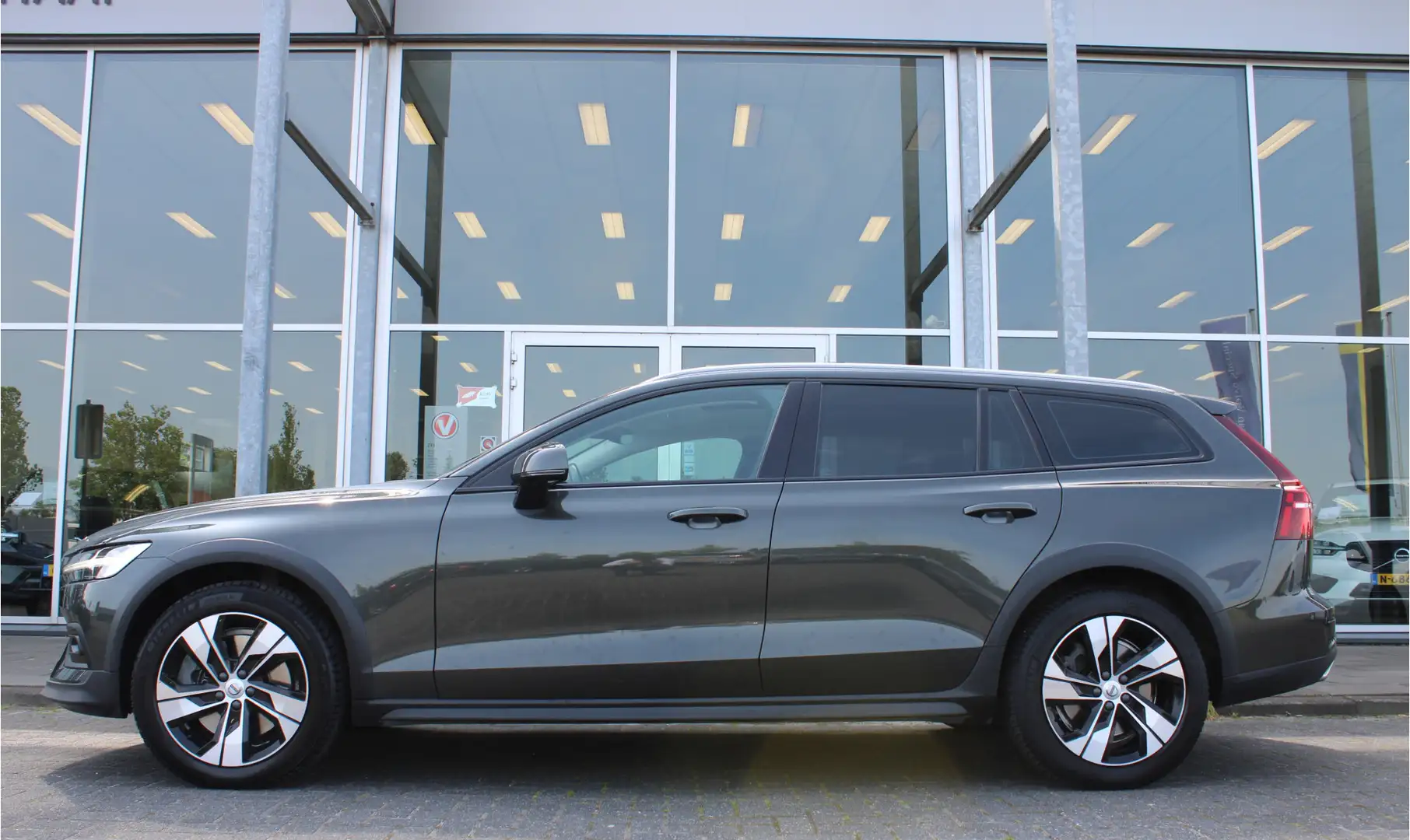 Volvo V60 Cross Country D4 Automaat AWD Intro Edition | Trekhaak | Blis| S Сірий - 2