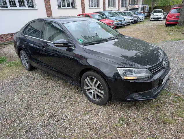 Volkswagen Jetta Jetta Diesel 1.6 TDI Life,Alu,SHZ,TÜV01/28,NR