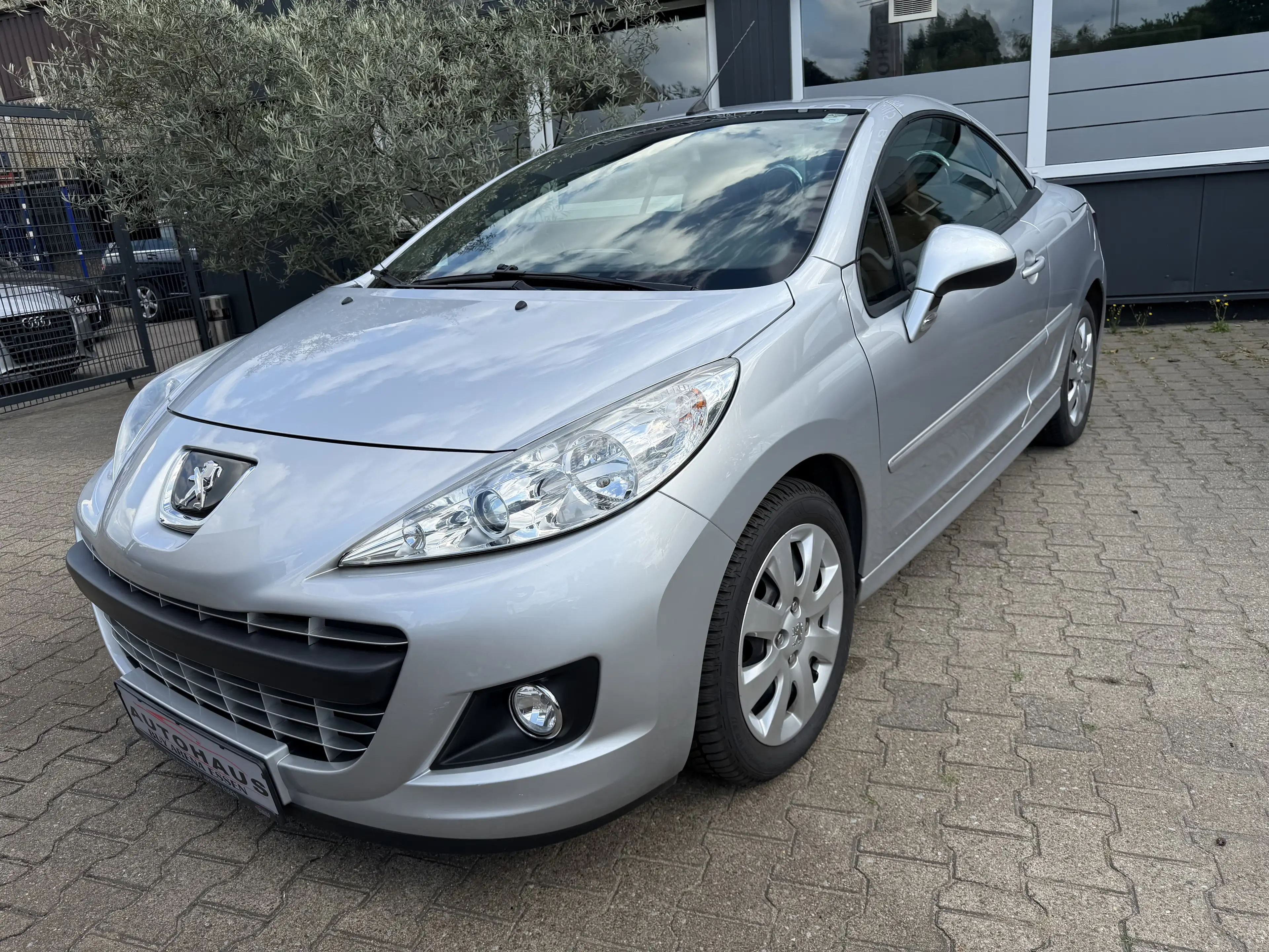 Peugeot 207 CC Allure 120 VTI AUTOMATIK CABRIO 1.Hand Voll S.H — photo 9
