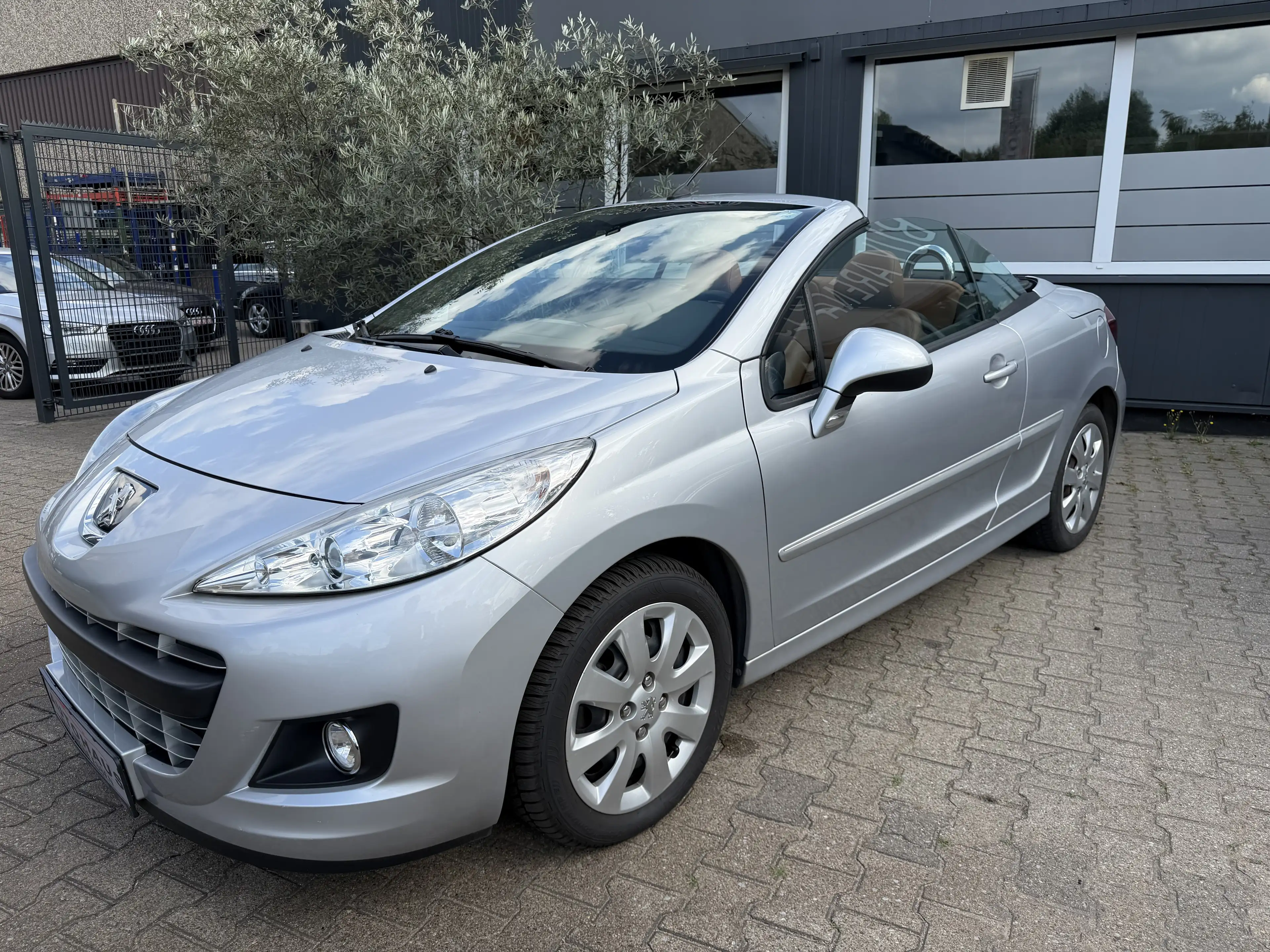 Peugeot 207 CC Allure 120 VTI AUTOMATIK CABRIO 1.Hand Voll S.H