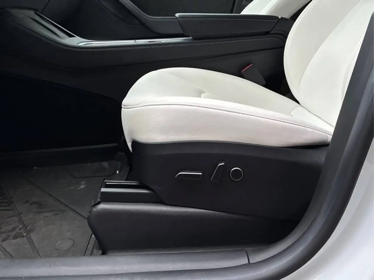 Tesla Model Y fotografie Tesla Model Y