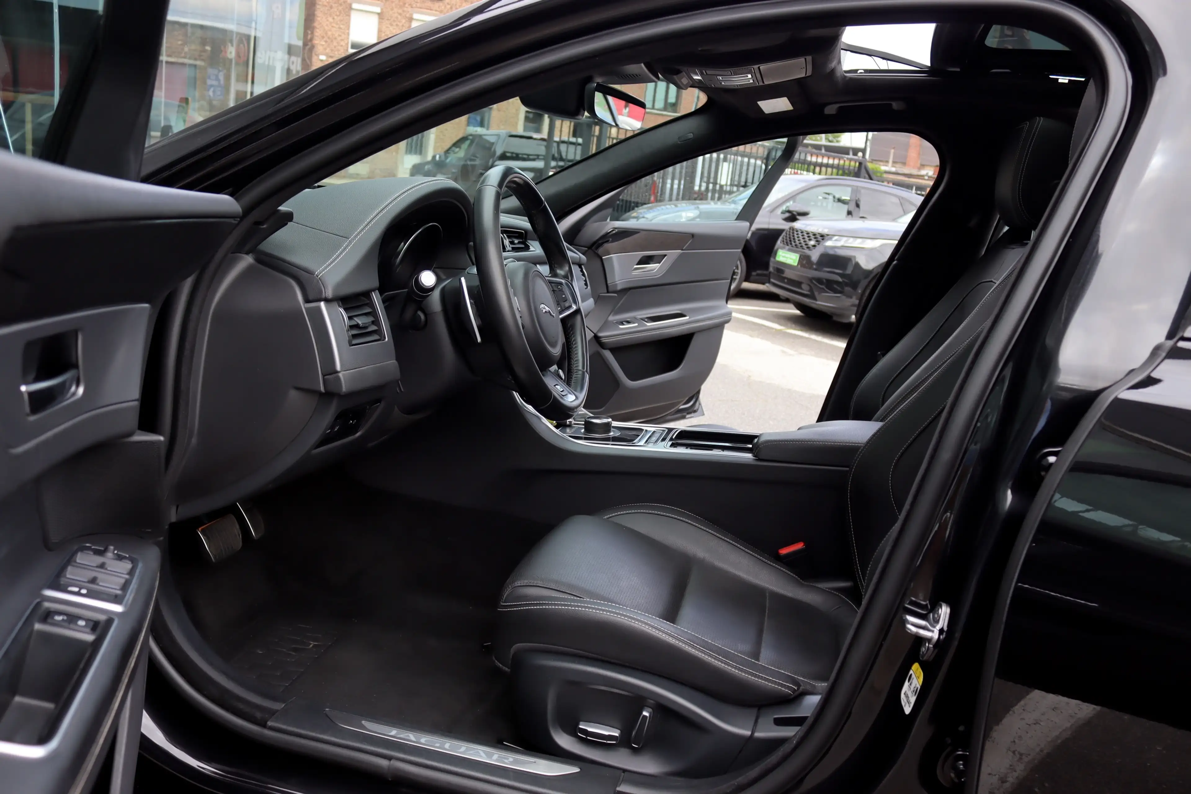 Jaguar XF 2.0D 163CV R-SPORT TOIT PANO GPS CAMERA XENON FULL OPTIONS — photo 7