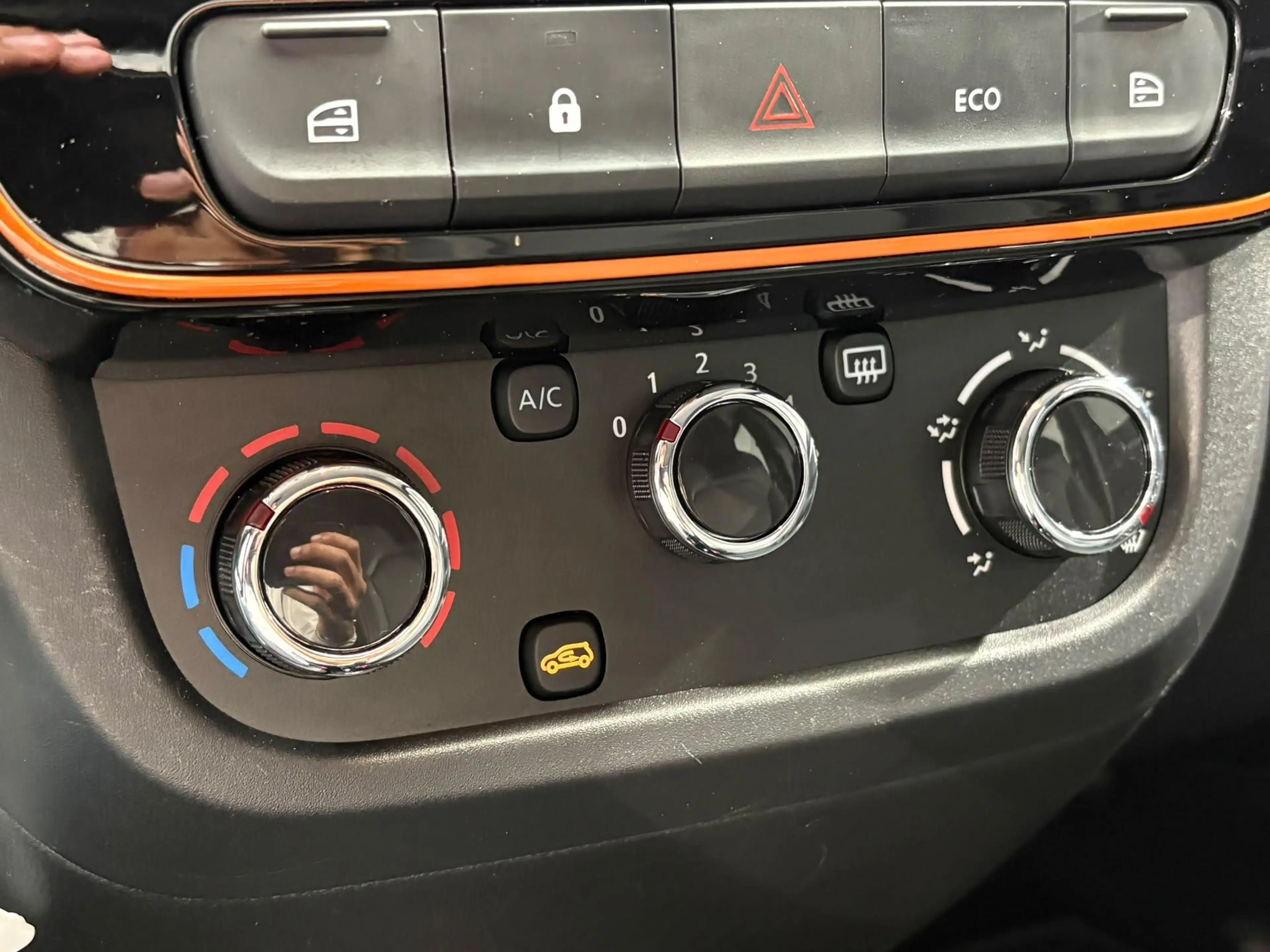 Dacia Spring Comfort Plus 27 kWh | Navigatie | Airco | Camera | — photo 12