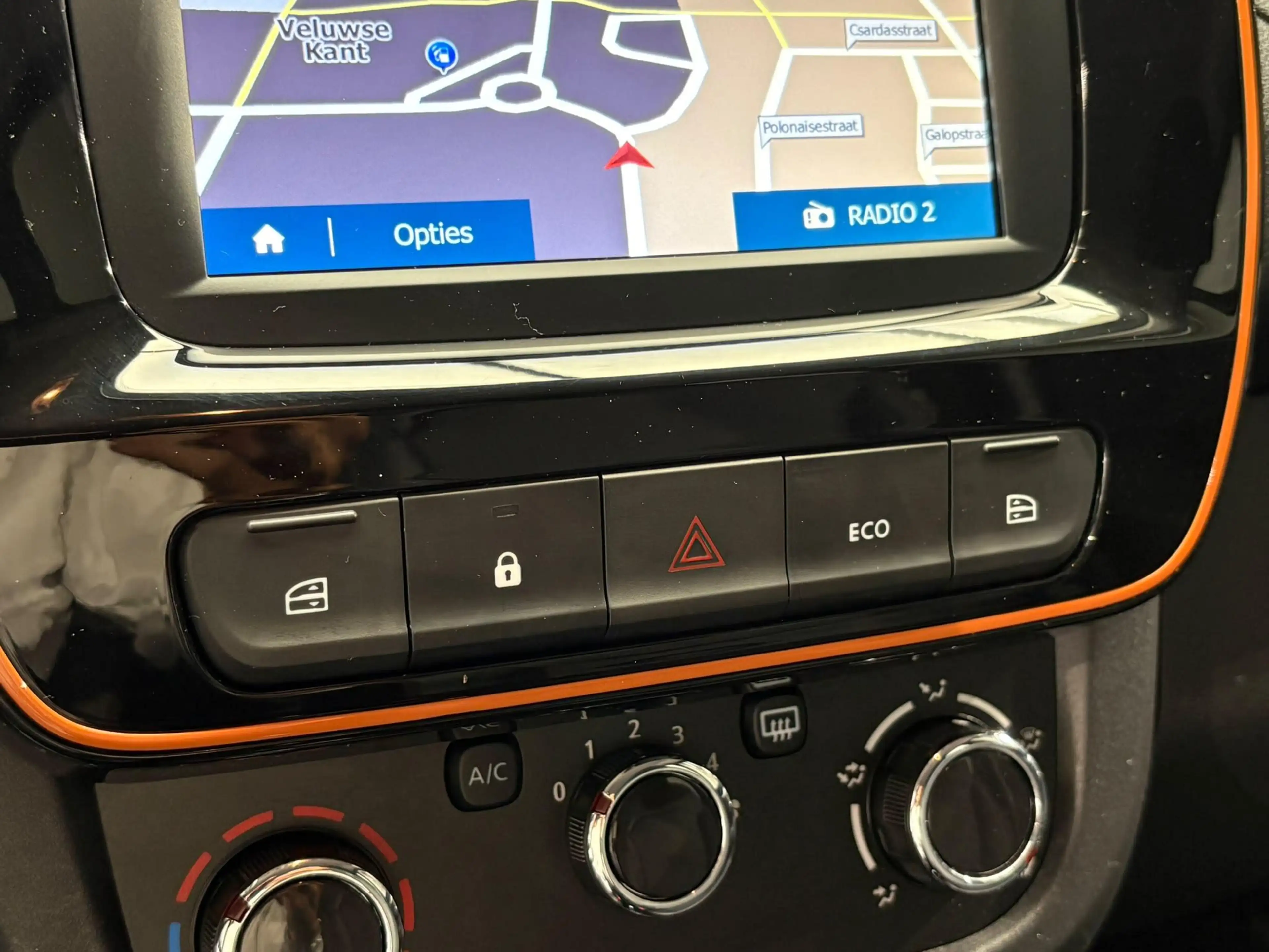 Dacia Spring Comfort Plus 27 kWh | Navigatie | Airco | Camera | — photo 9