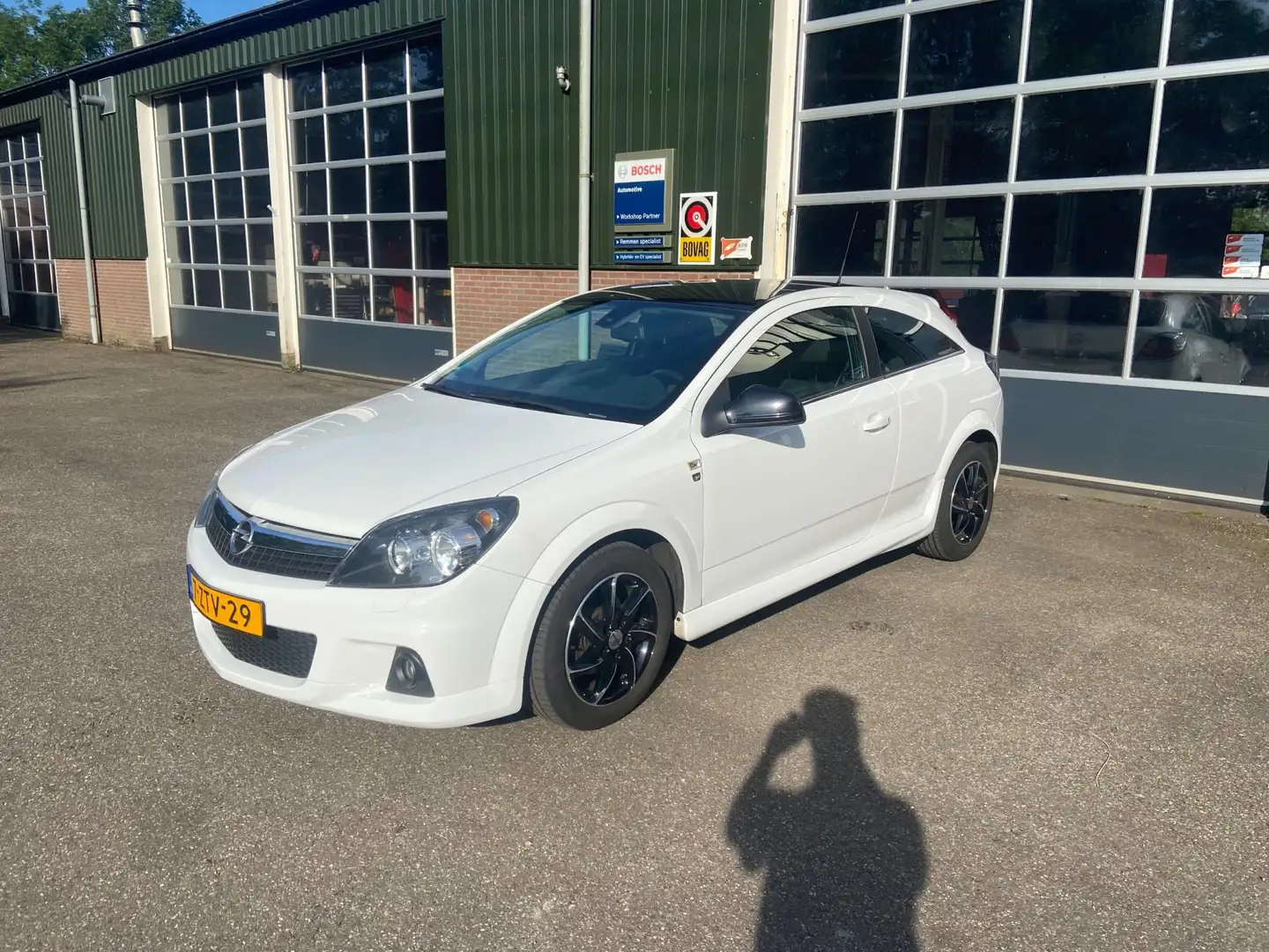 Opel Astra GTC 1.6 111 years Edition / Zeer netjes Wit - 2