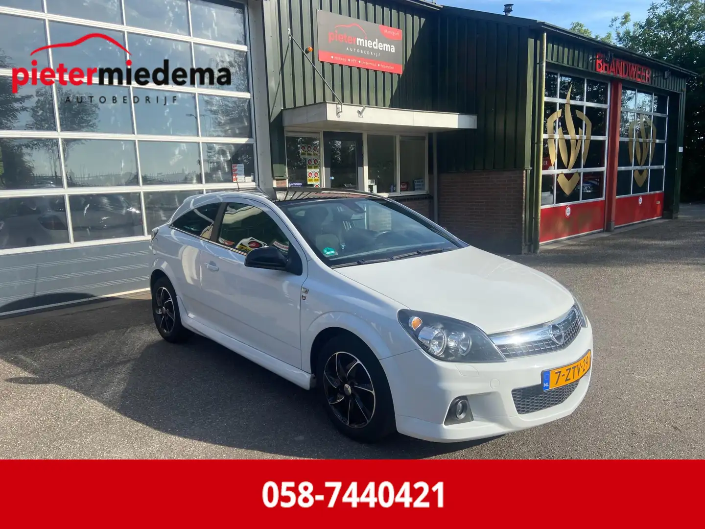 Opel Astra GTC 1.6 111 years Edition / Zeer netjes Wit - 1