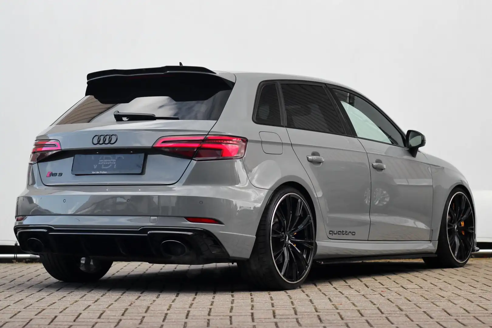 Audi RS3 2.5 TFSI RS3|RS Sport|B&O|Eventuri|Bilstein|Carpla Grijs - 2