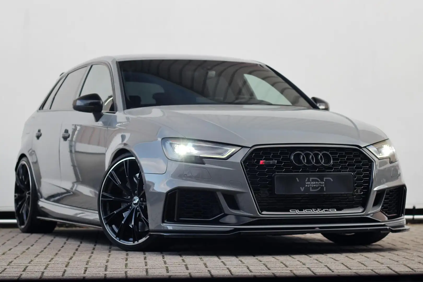 Audi RS3 2.5 TFSI RS3|RS Sport|B&O|Eventuri|Bilstein|Carpla Grijs - 1