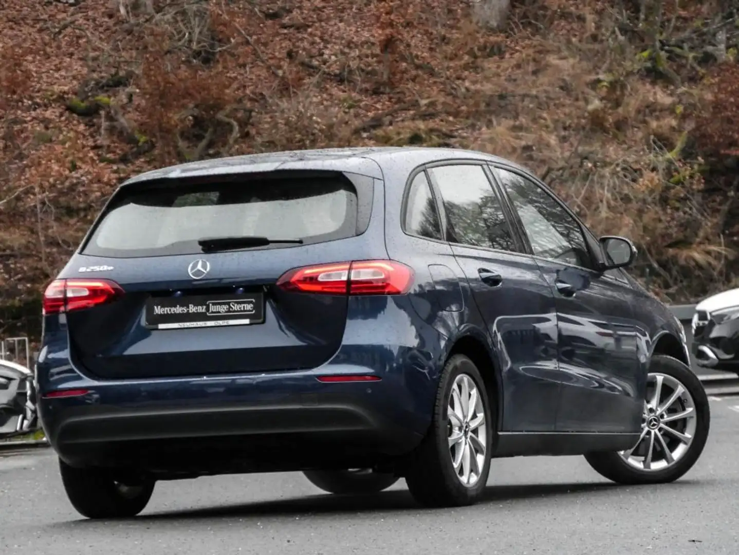 Mercedes-Benz B 250 e Carbon/Navi/Park-Assist/Shz/PTS/17" Modrá - 2
