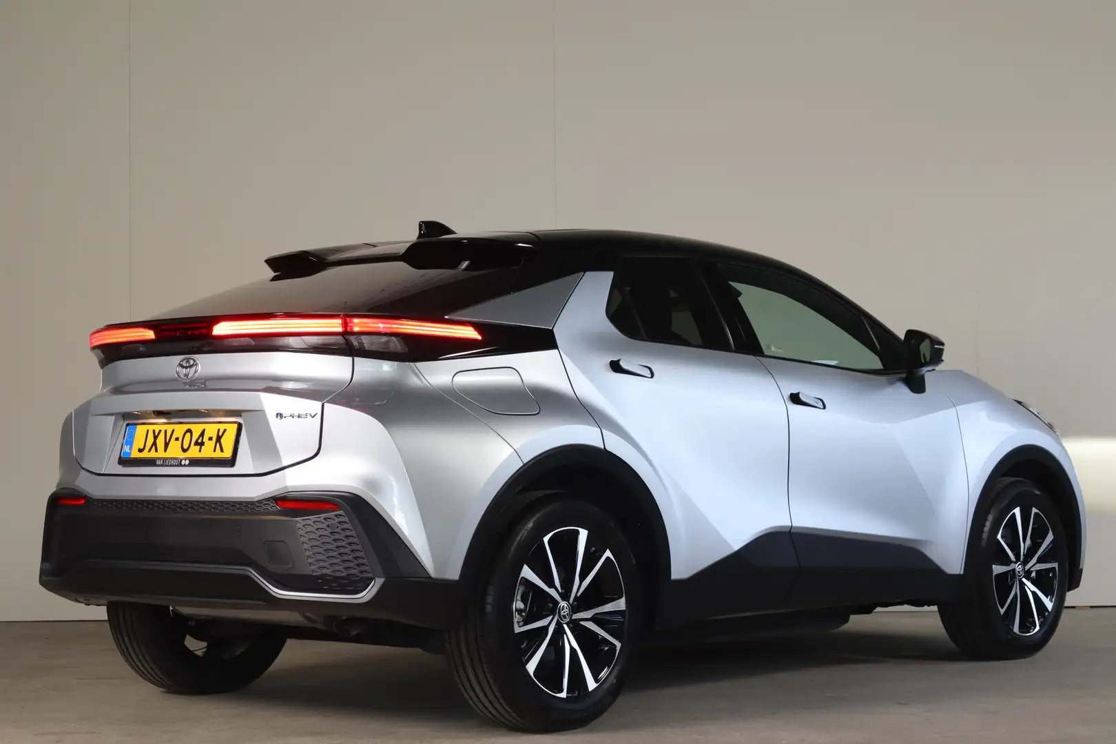 Toyota C-HR 2.0 Plug-in Hybrid 220 Dynamic Stoelverw I Dode Ho Grau - 2