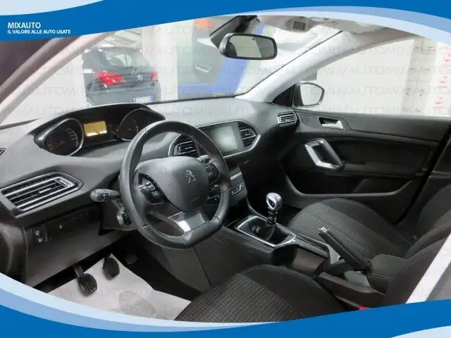 Peugeot 308 view 3