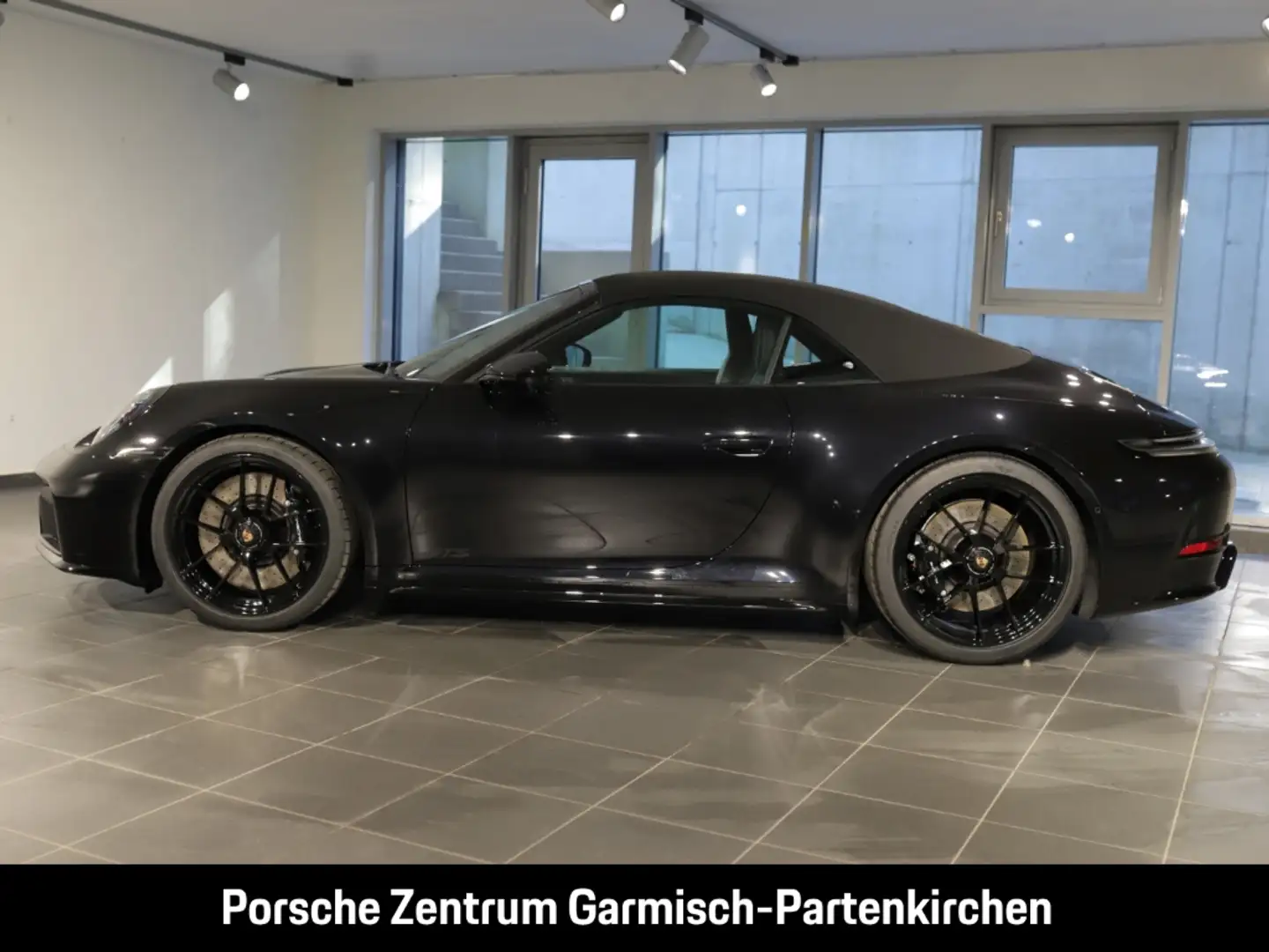 Porsche 992 911 Carrera 4 GTS Cabriolet LenkradHZG Чорний - 2