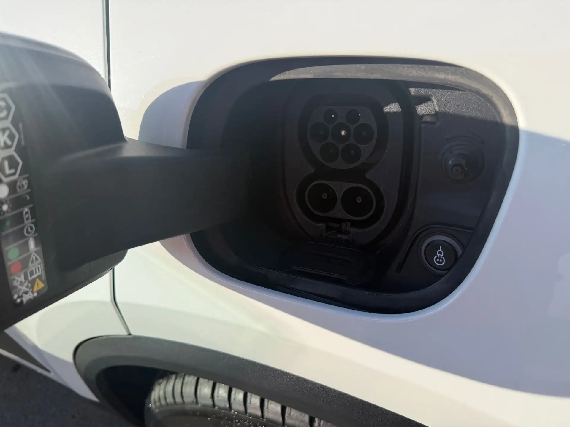 포르쉐 Porsche Macan 4S Electric 2025 흰색 사진 8