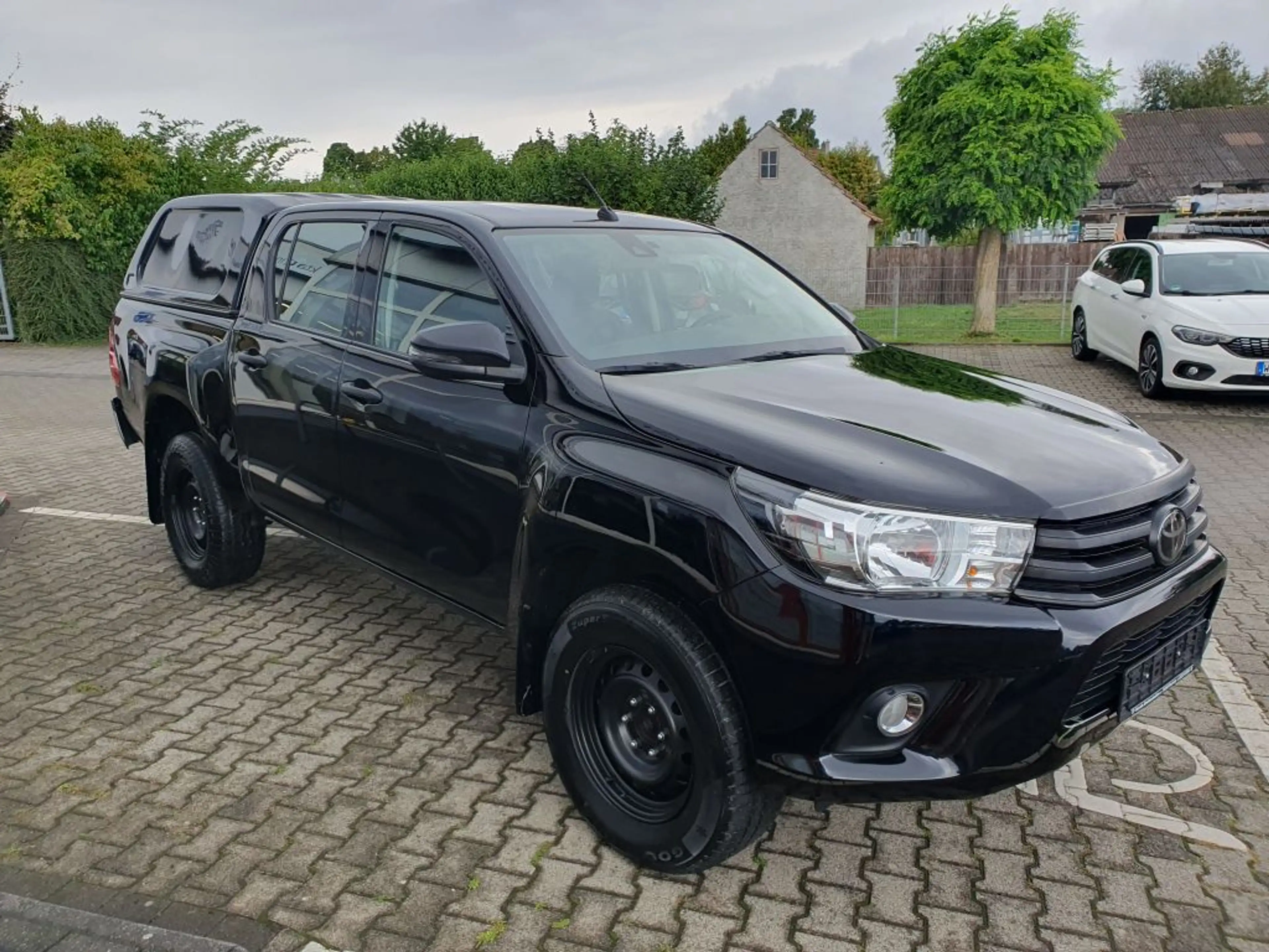 Toyota Hilux 4x4 Double Cab Duty — photo 2