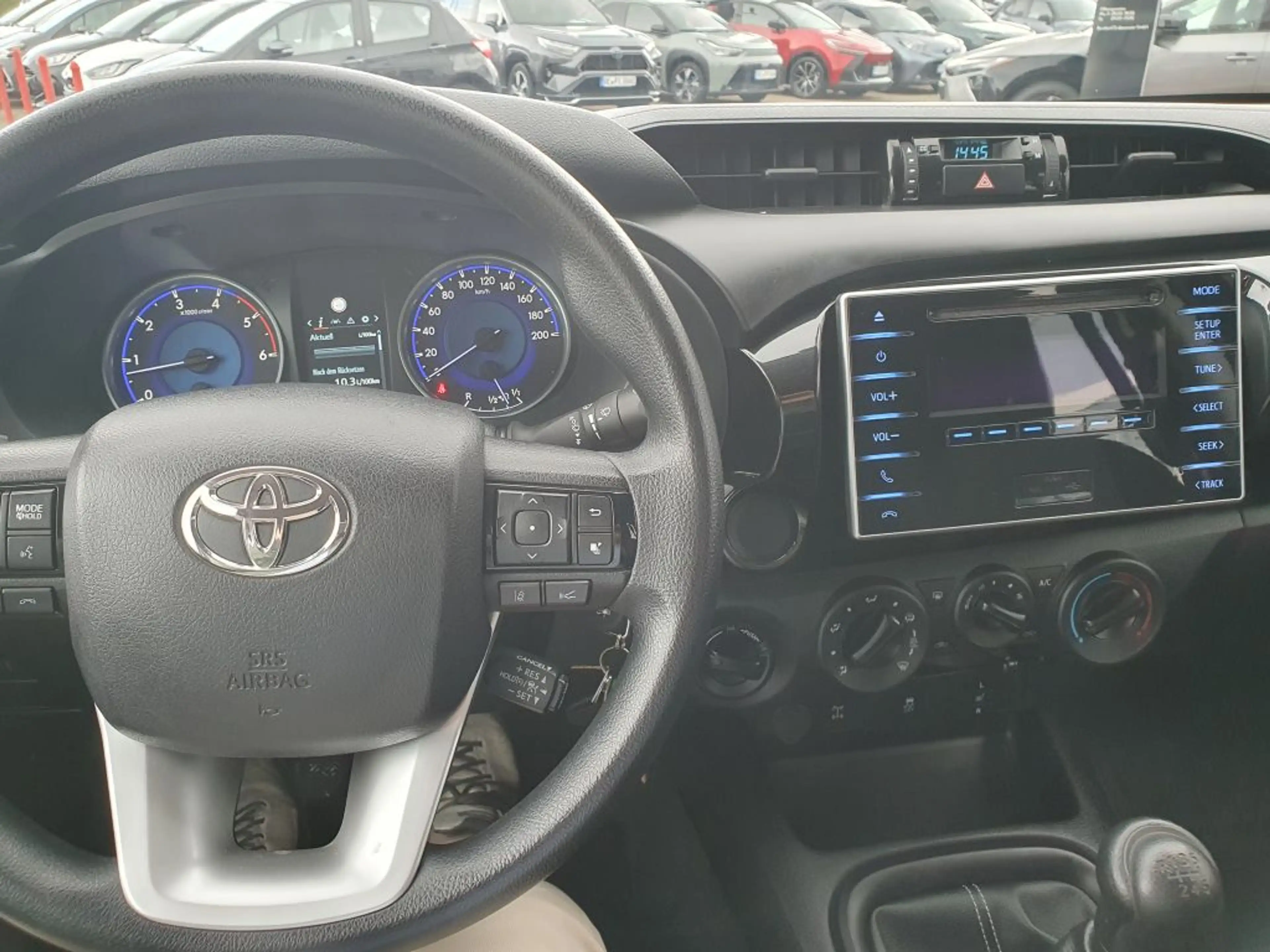 Toyota Hilux 4x4 Double Cab Duty — photo 9