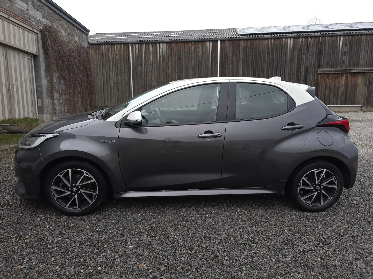 Toyota Yaris 1.5 Hybrid Iconic Gris - 2