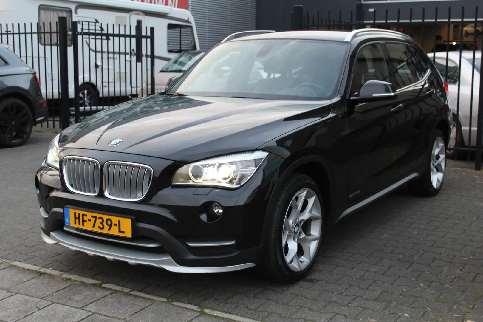 BMW X1 sDrive20i Executive Automaat Navi Xenon Clima Pdc Noir - 2