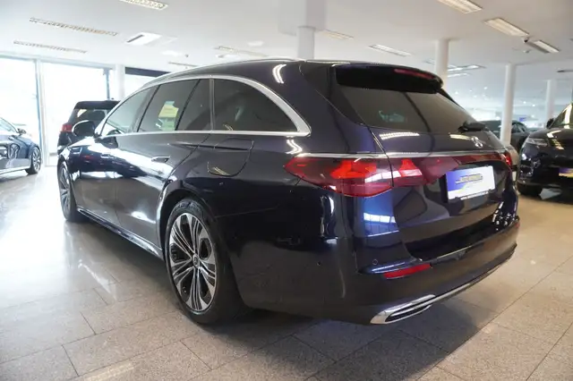 Mercedes-Benz E-Class view 4