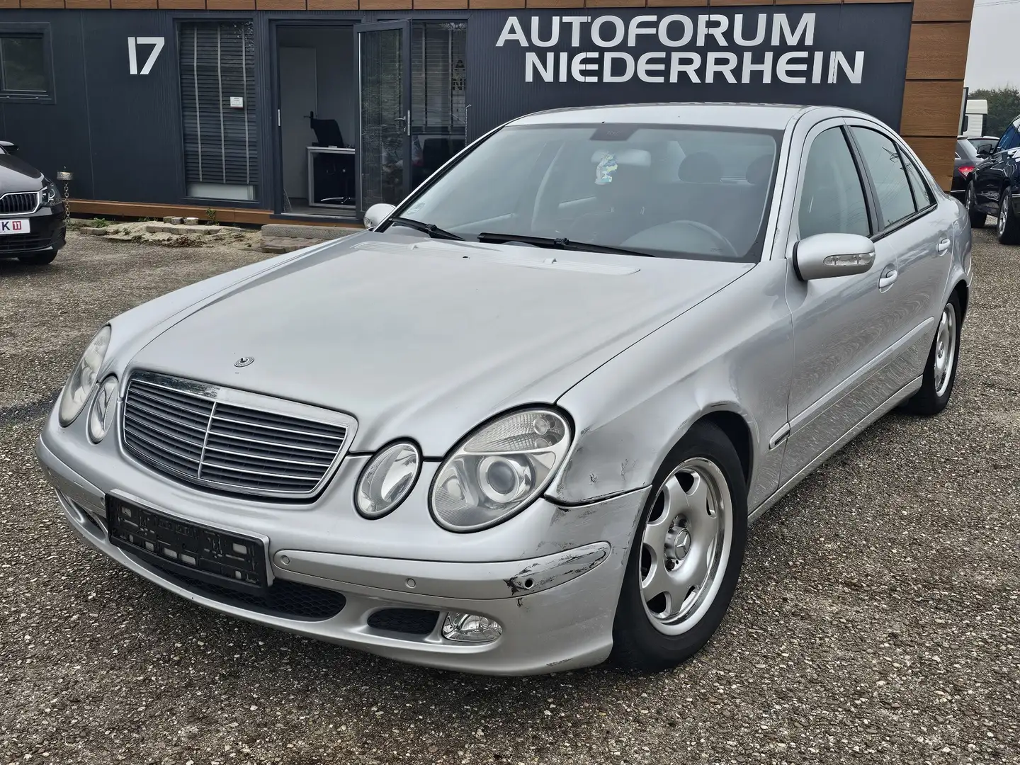 Mercedes-Benz E 320 Limousine NAVIGATION* Automatik* KLIMAAUTOMATIK* Silber - 2