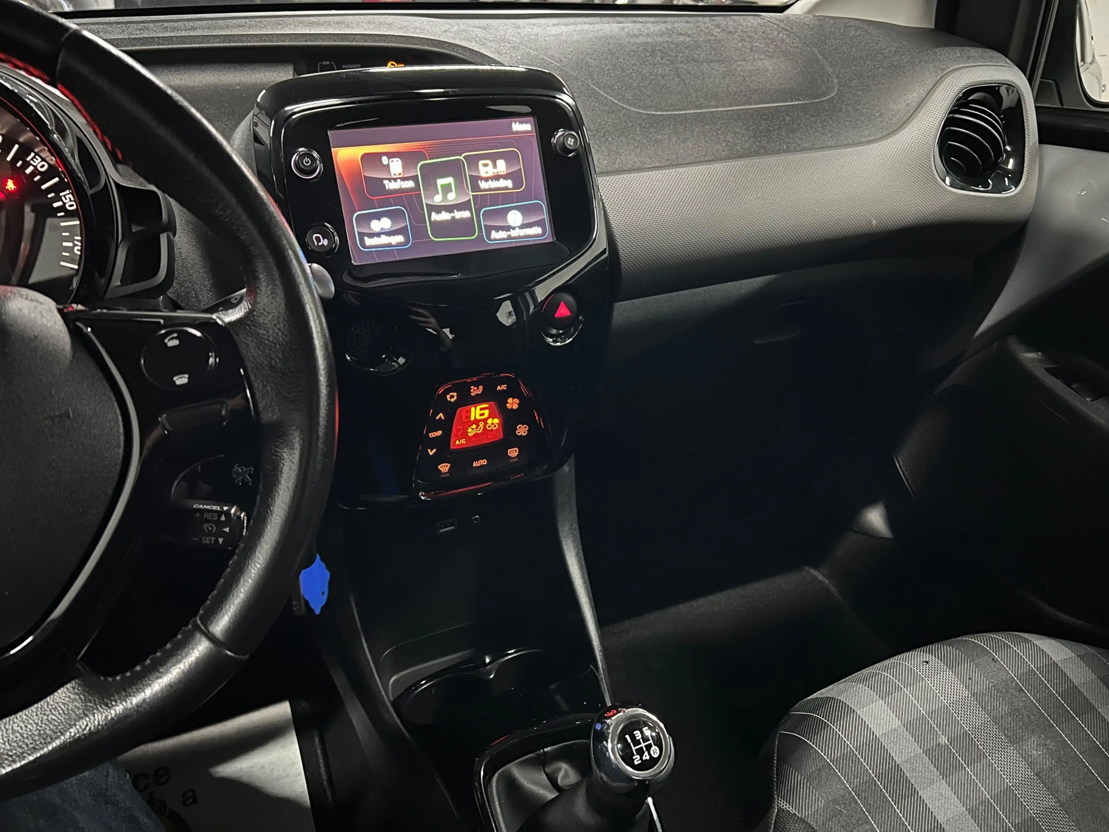 Peugeot 108 1.0 e-VTi Blue Lease Executive CAMERA / CARPLAY — photo 9
