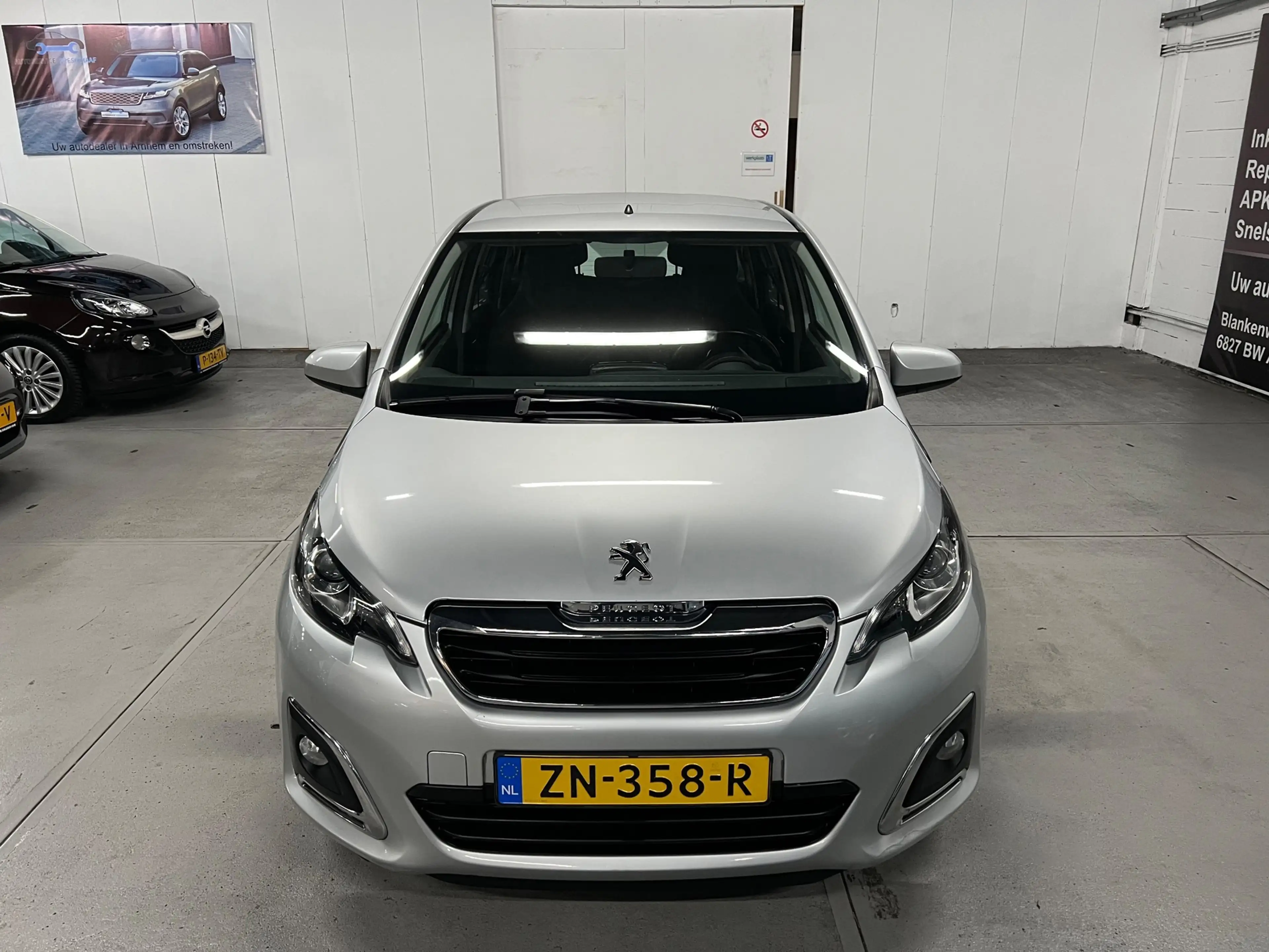 Peugeot 108 1.0 e-VTi Blue Lease Executive CAMERA / CARPLAY — photo 3