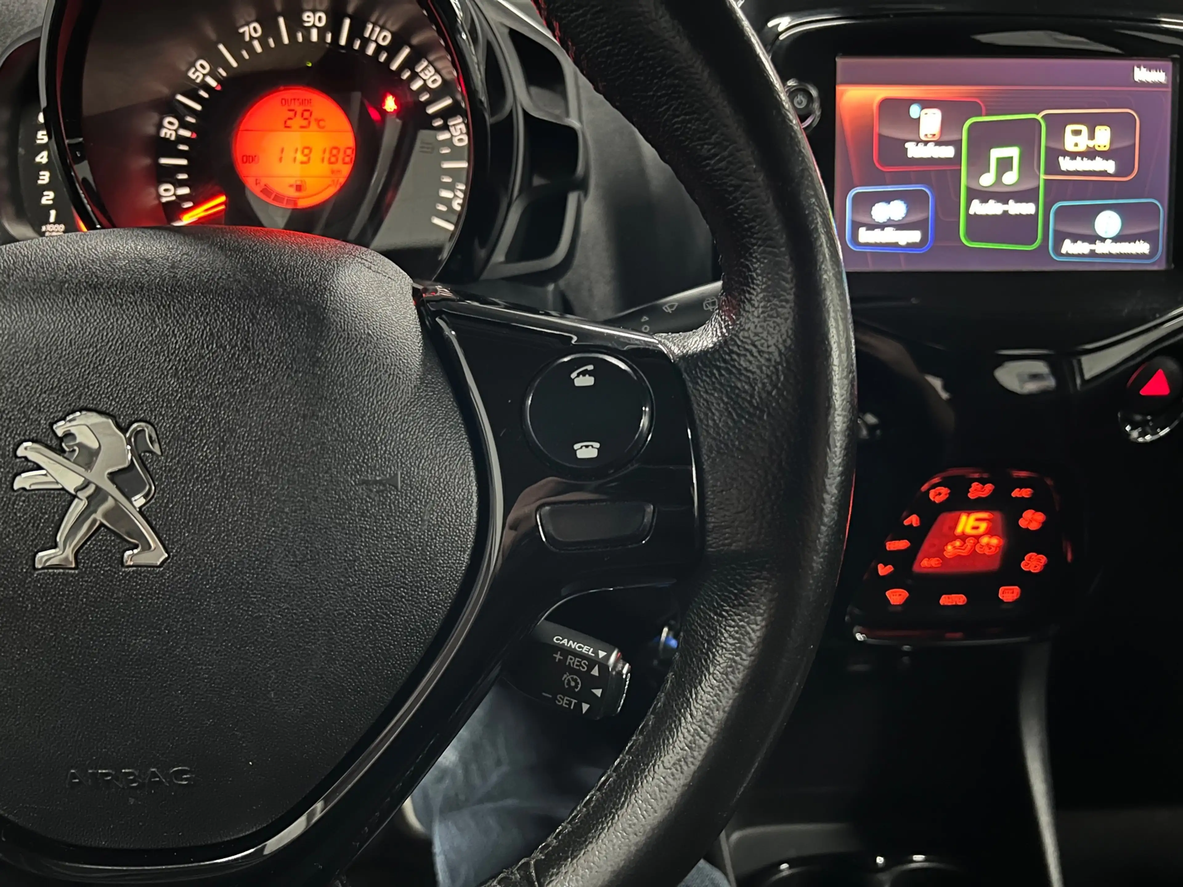Peugeot 108 1.0 e-VTi Blue Lease Executive CAMERA / CARPLAY — photo 14