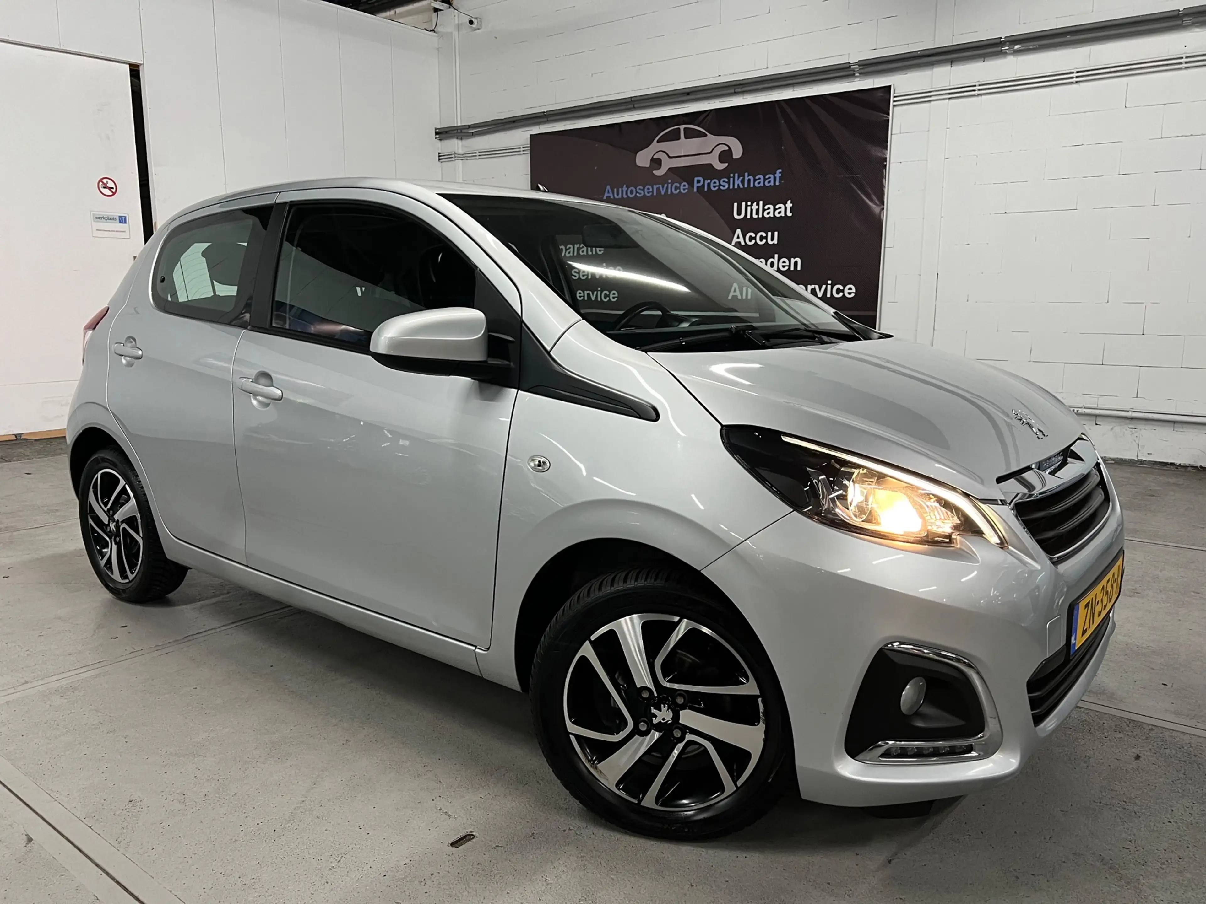 Peugeot 108 1.0 e-VTi Blue Lease Executive CAMERA / CARPLAY — photo 26