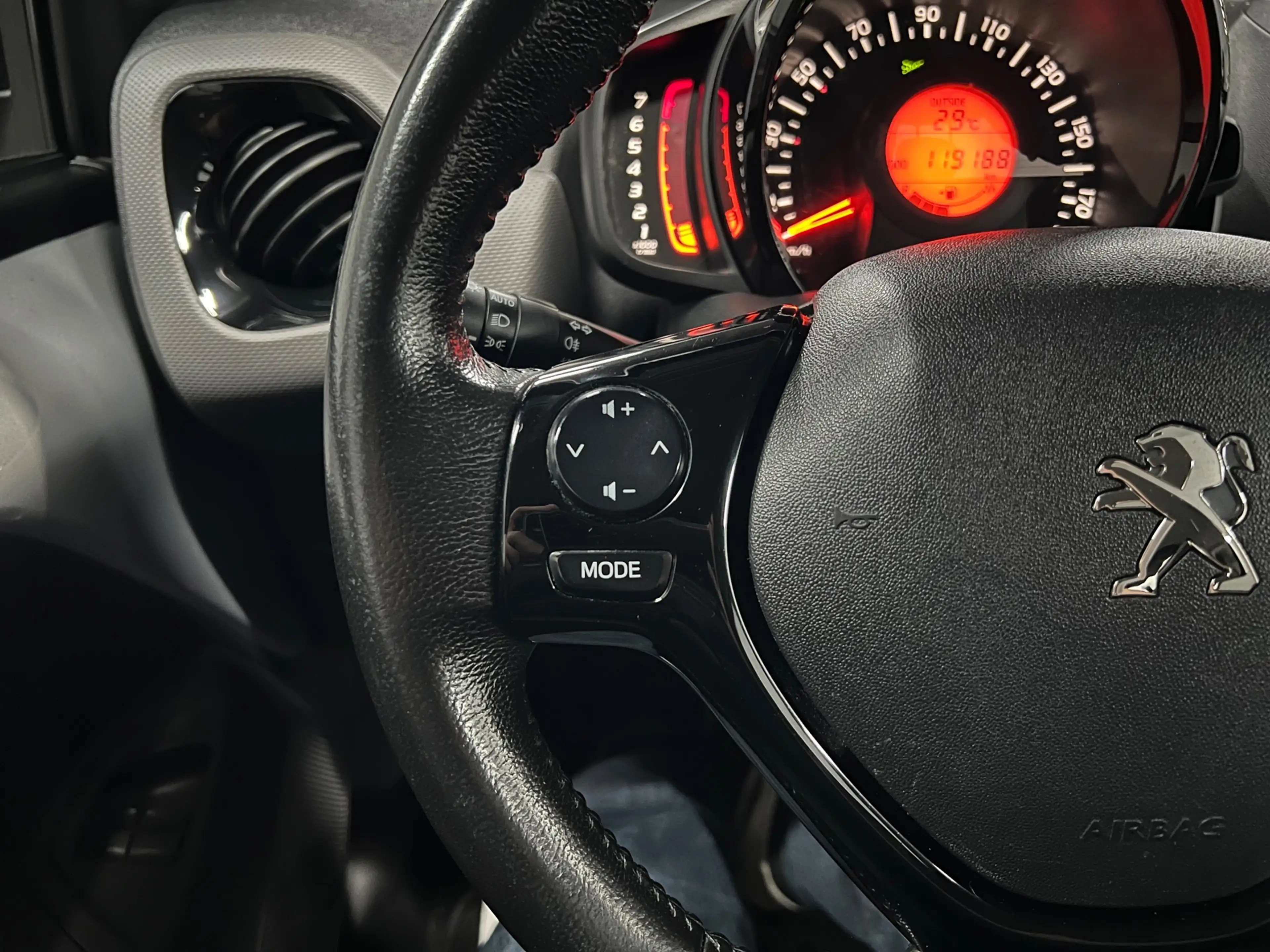 Peugeot 108 1.0 e-VTi Blue Lease Executive CAMERA / CARPLAY — photo 13