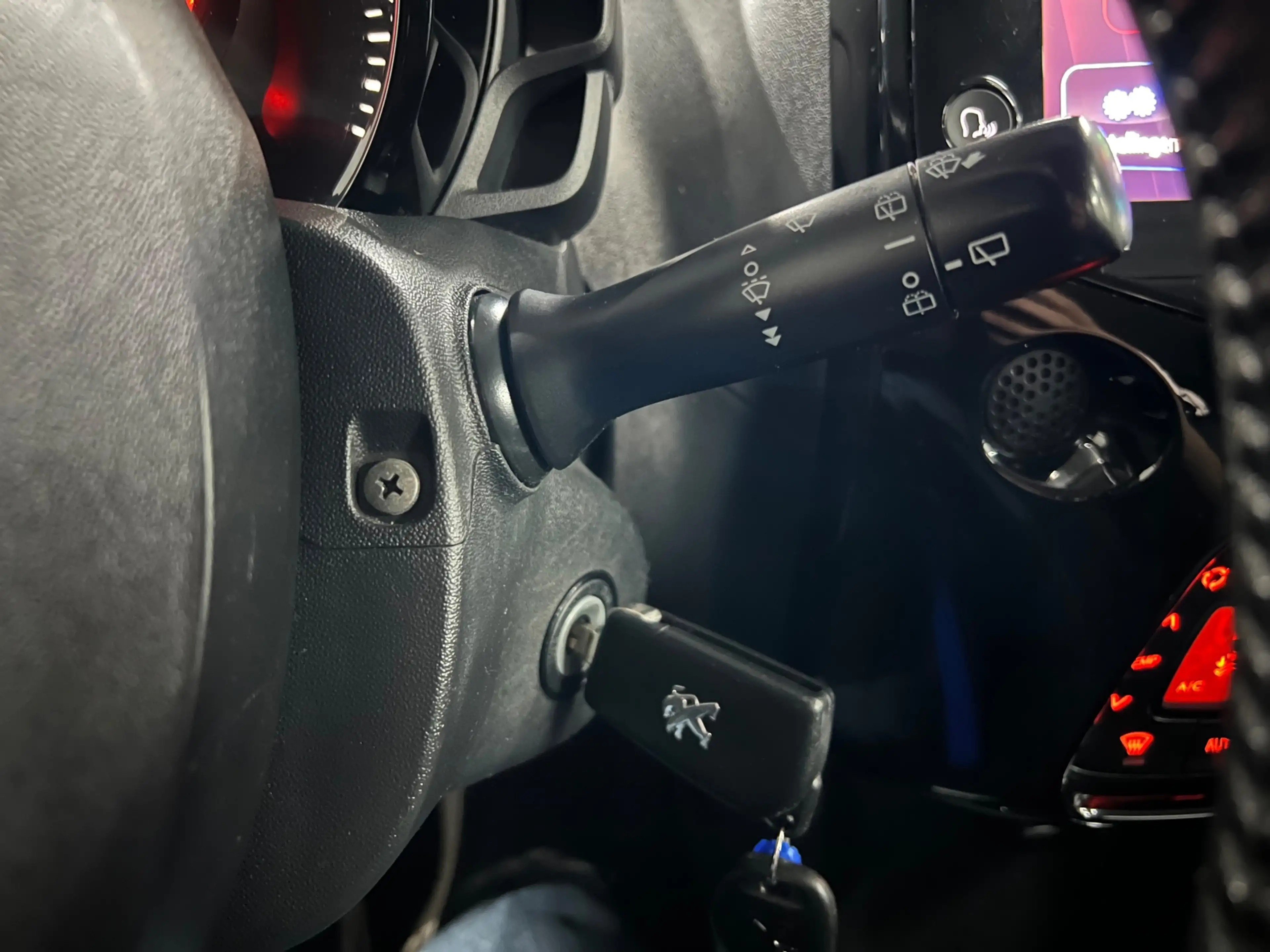 Peugeot 108 1.0 e-VTi Blue Lease Executive CAMERA / CARPLAY — photo 17