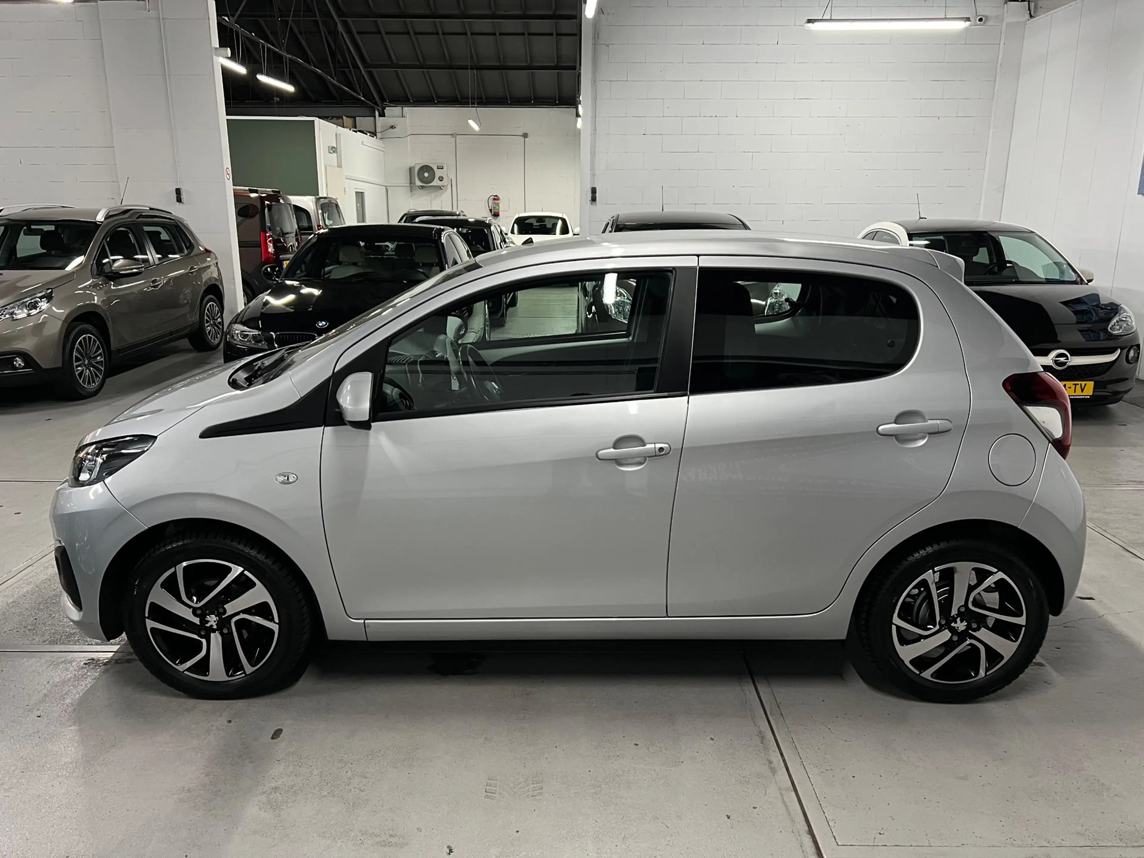 Peugeot 108 1.0 e-VTi Blue Lease Executive CAMERA / CARPLAY — photo 4
