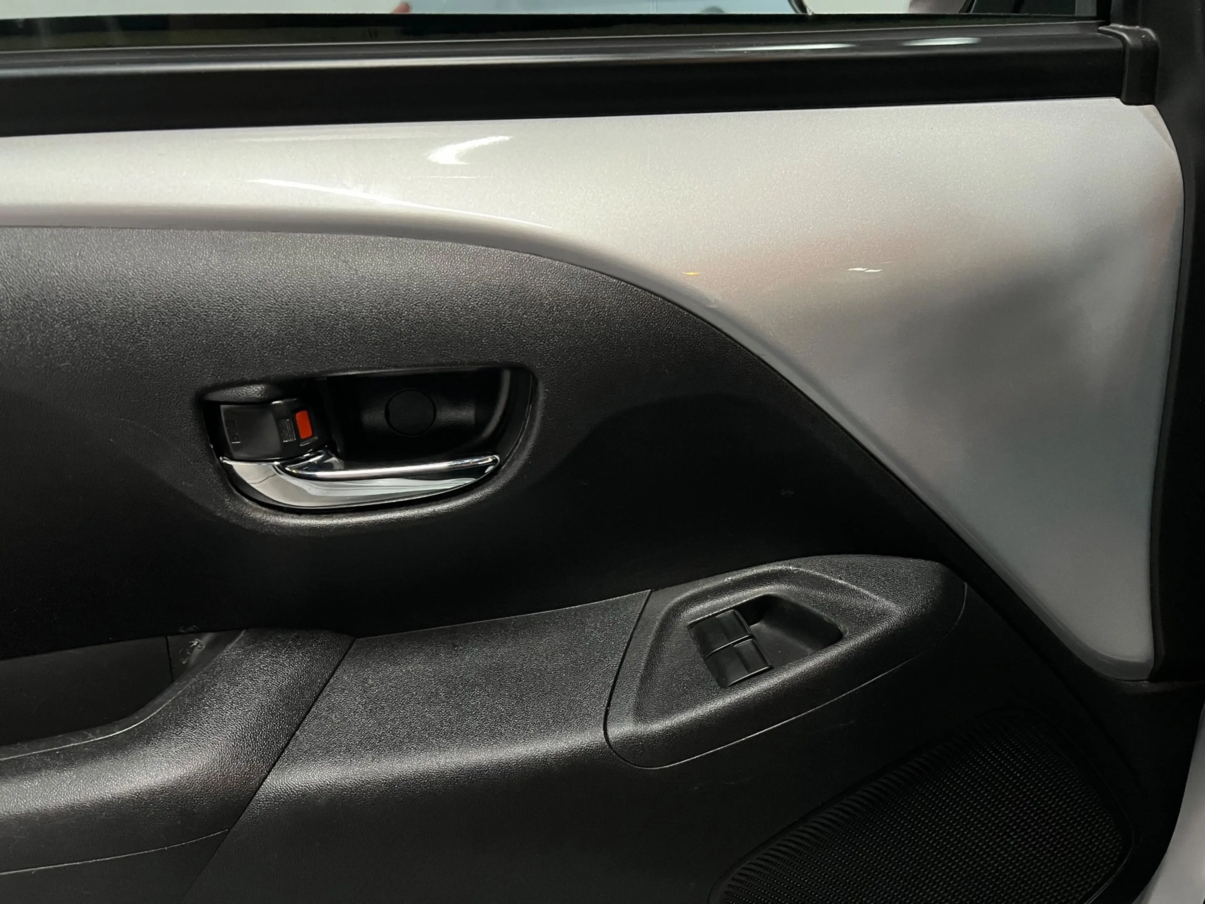 Peugeot 108 1.0 e-VTi Blue Lease Executive CAMERA / CARPLAY — photo 20