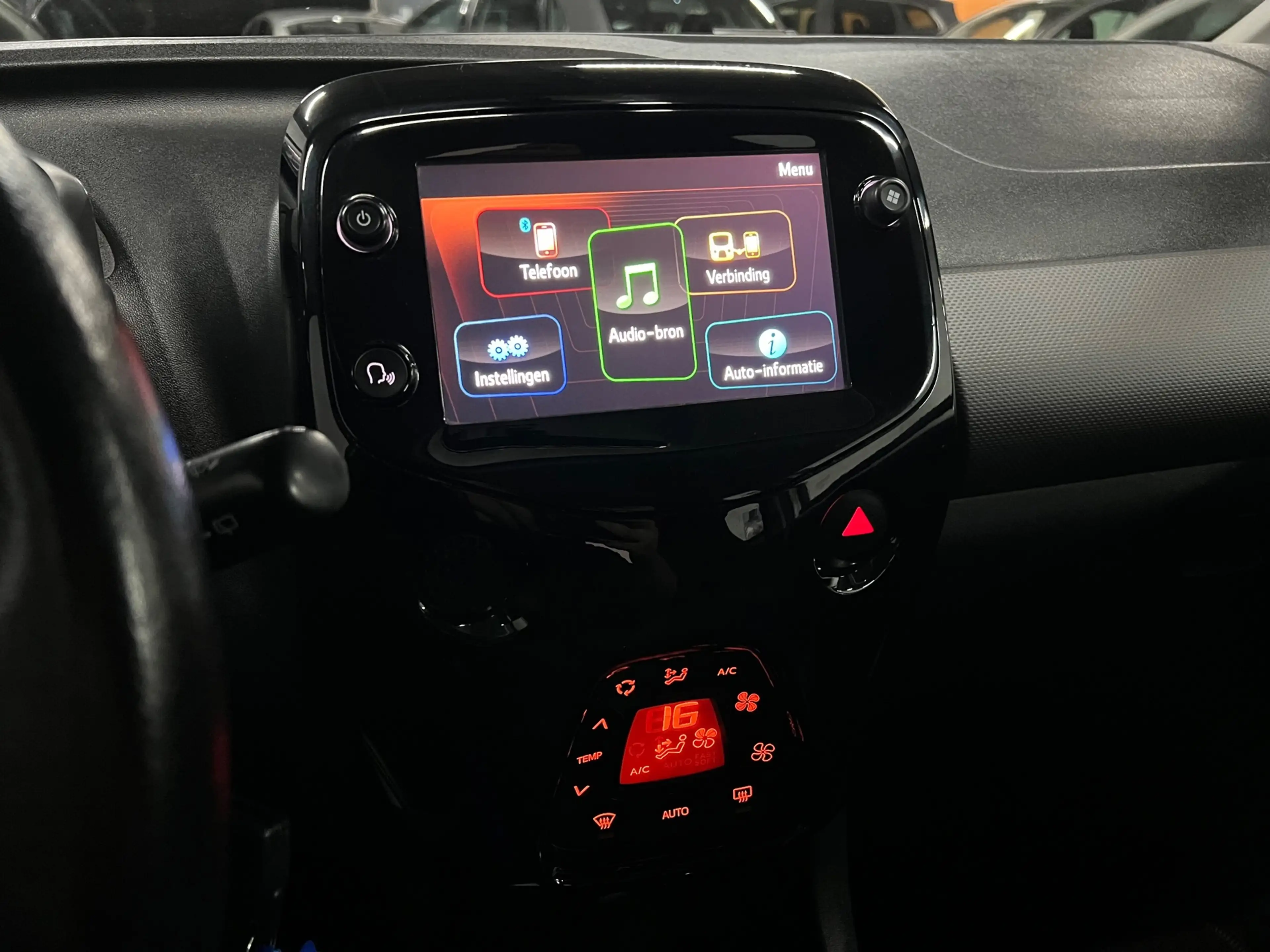 Peugeot 108 1.0 e-VTi Blue Lease Executive CAMERA / CARPLAY — photo 10
