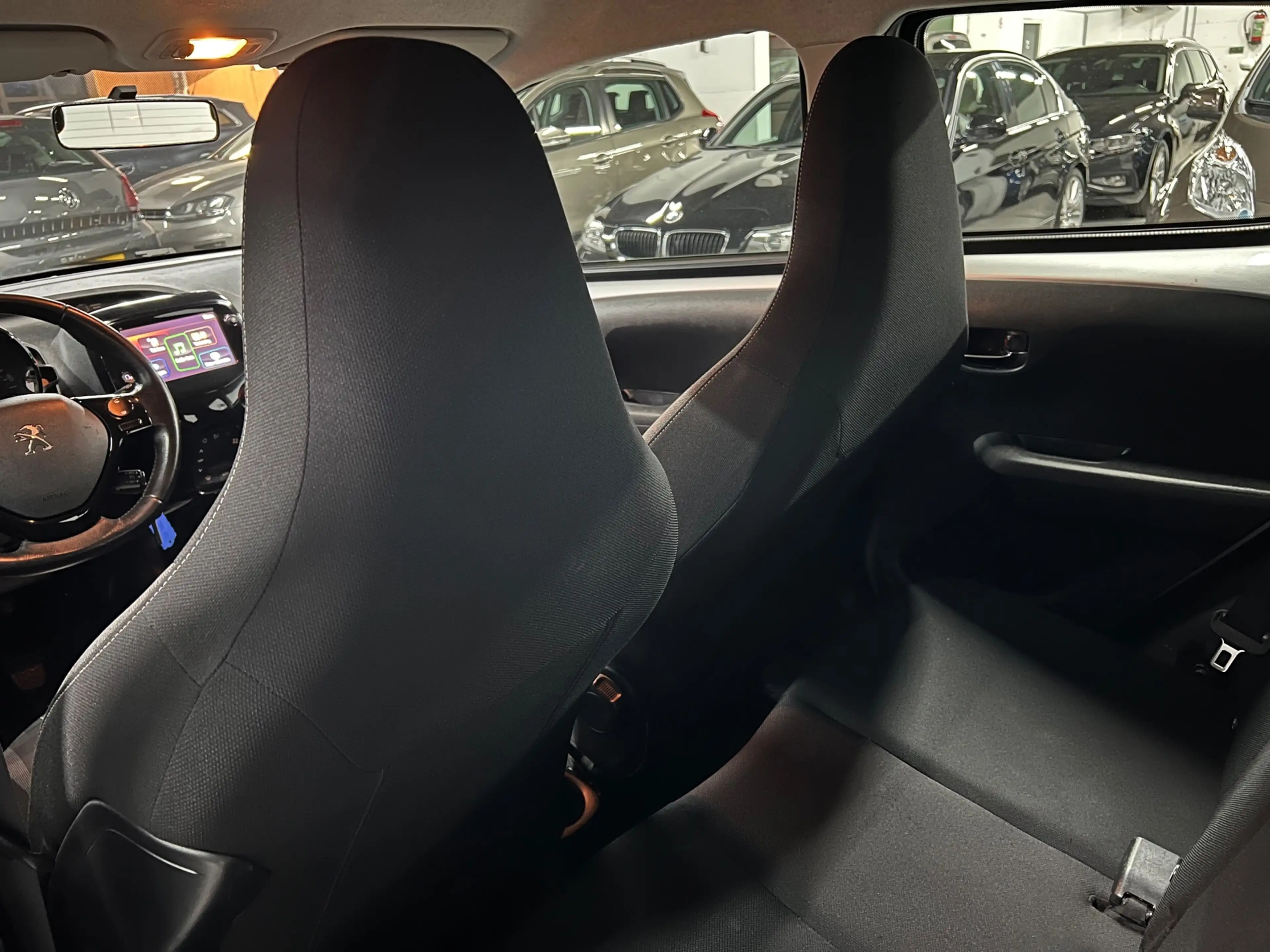 Peugeot 108 1.0 e-VTi Blue Lease Executive CAMERA / CARPLAY — photo 24