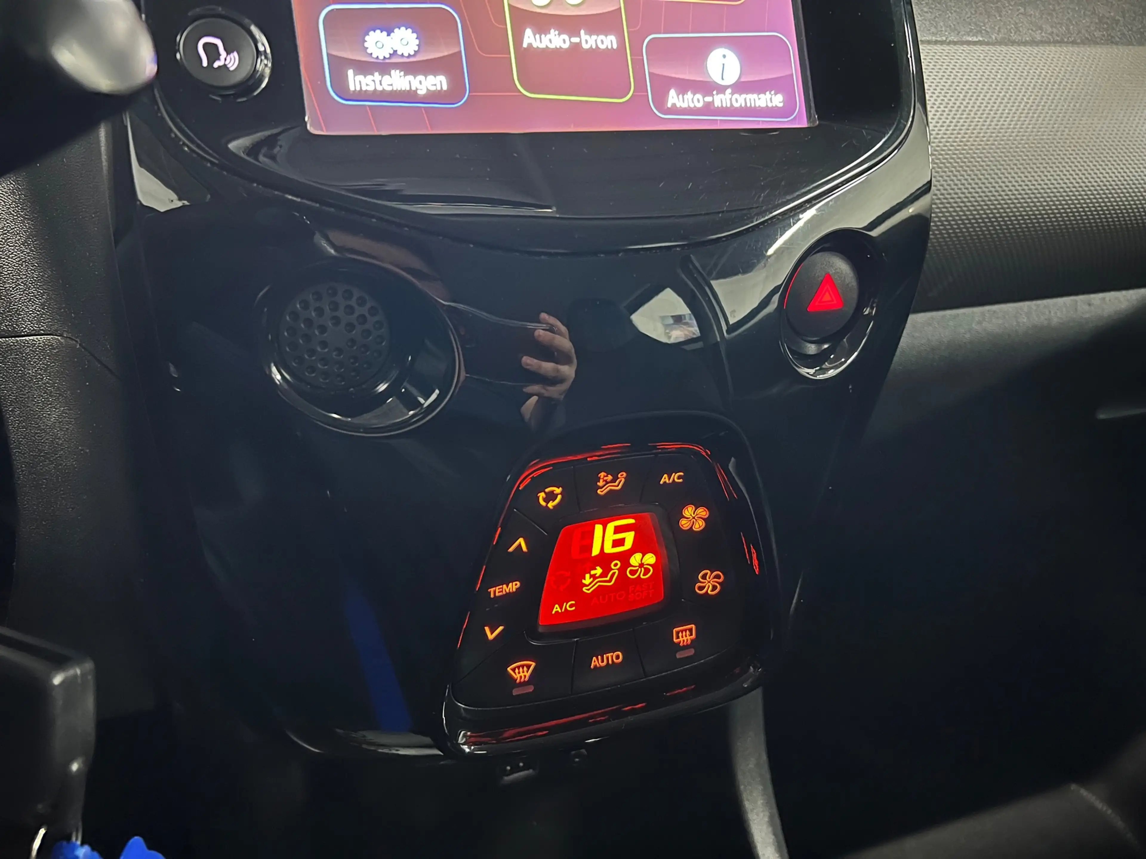 Peugeot 108 1.0 e-VTi Blue Lease Executive CAMERA / CARPLAY — photo 12