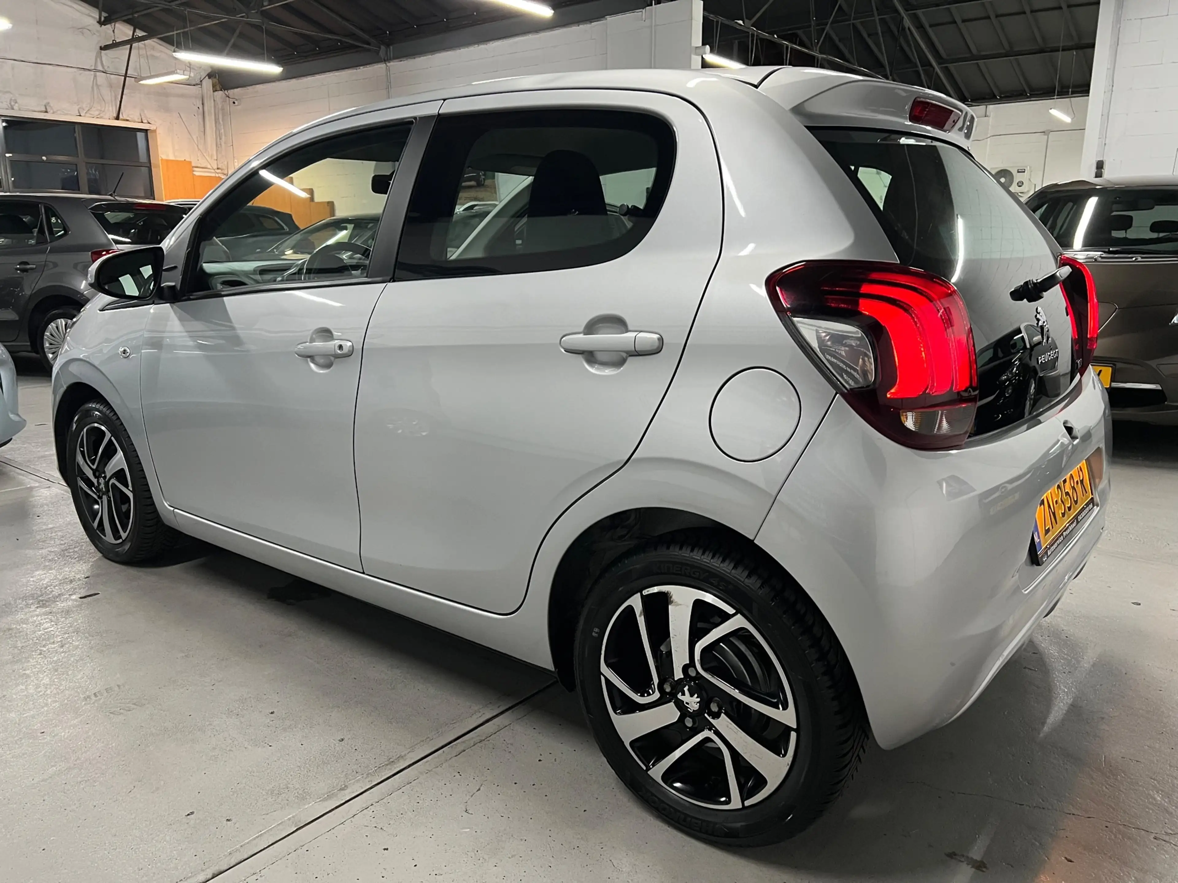 Peugeot 108 1.0 e-VTi Blue Lease Executive CAMERA / CARPLAY — photo 28