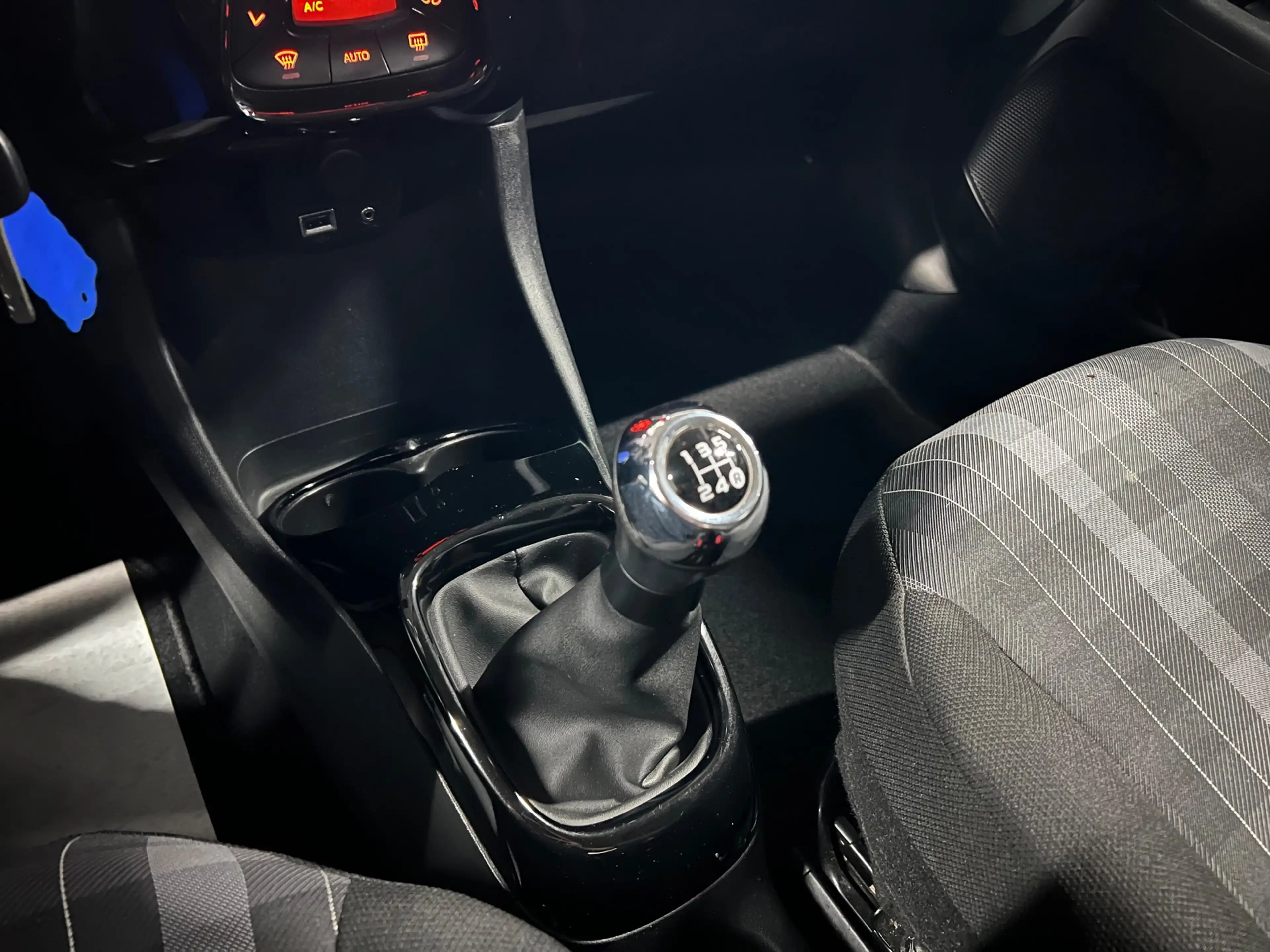 Peugeot 108 1.0 e-VTi Blue Lease Executive CAMERA / CARPLAY — photo 15