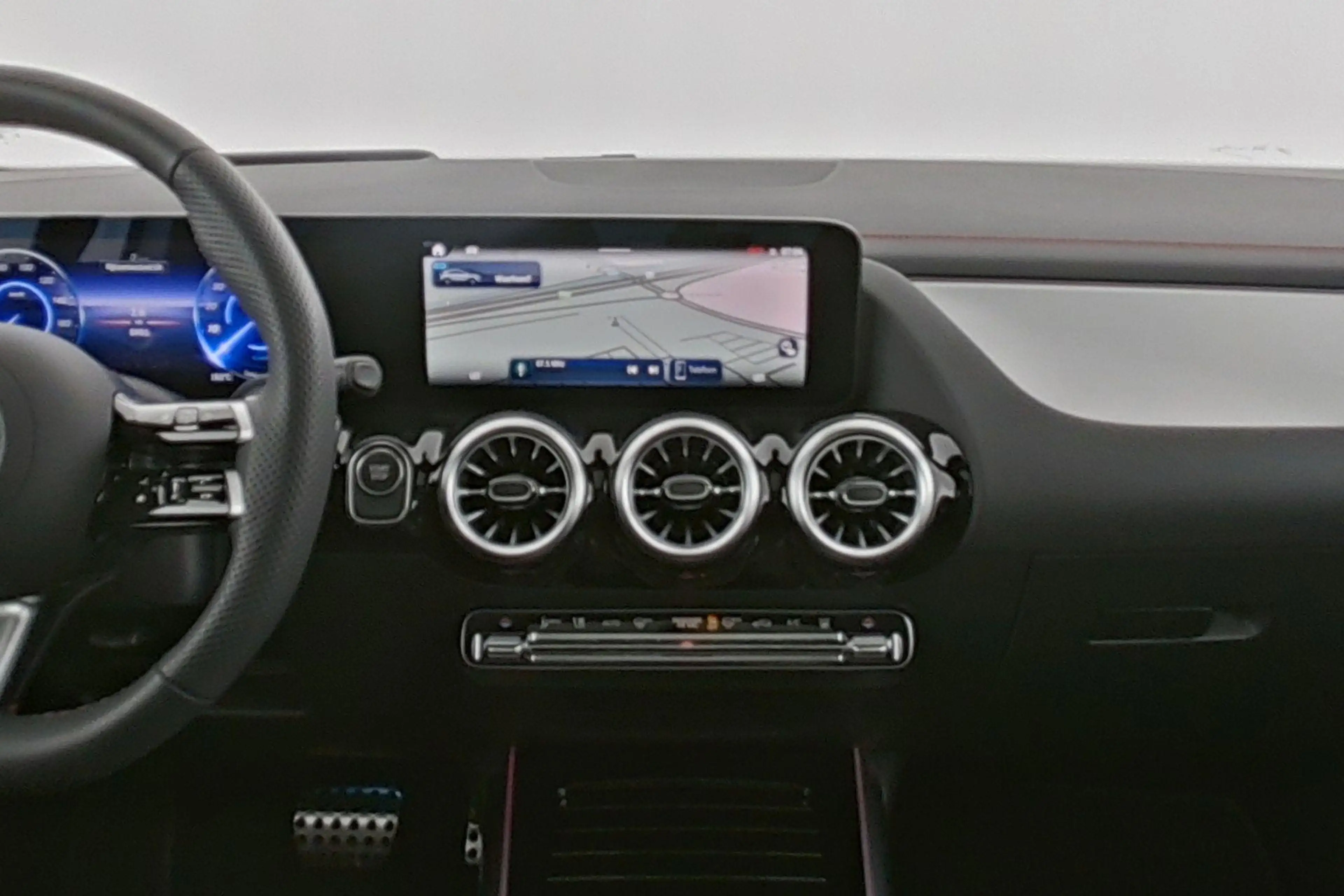 Mercedes-Benz EQA 250 AMG Line — photo 15