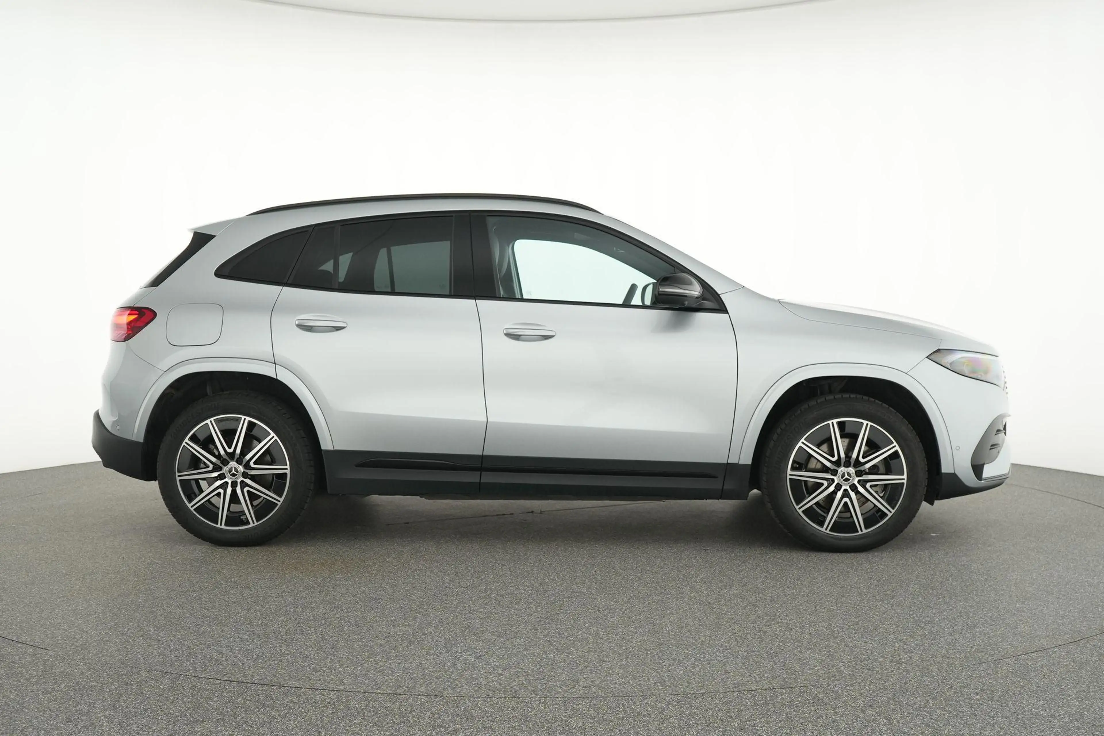 Mercedes-Benz EQA 250 AMG Line — photo 9