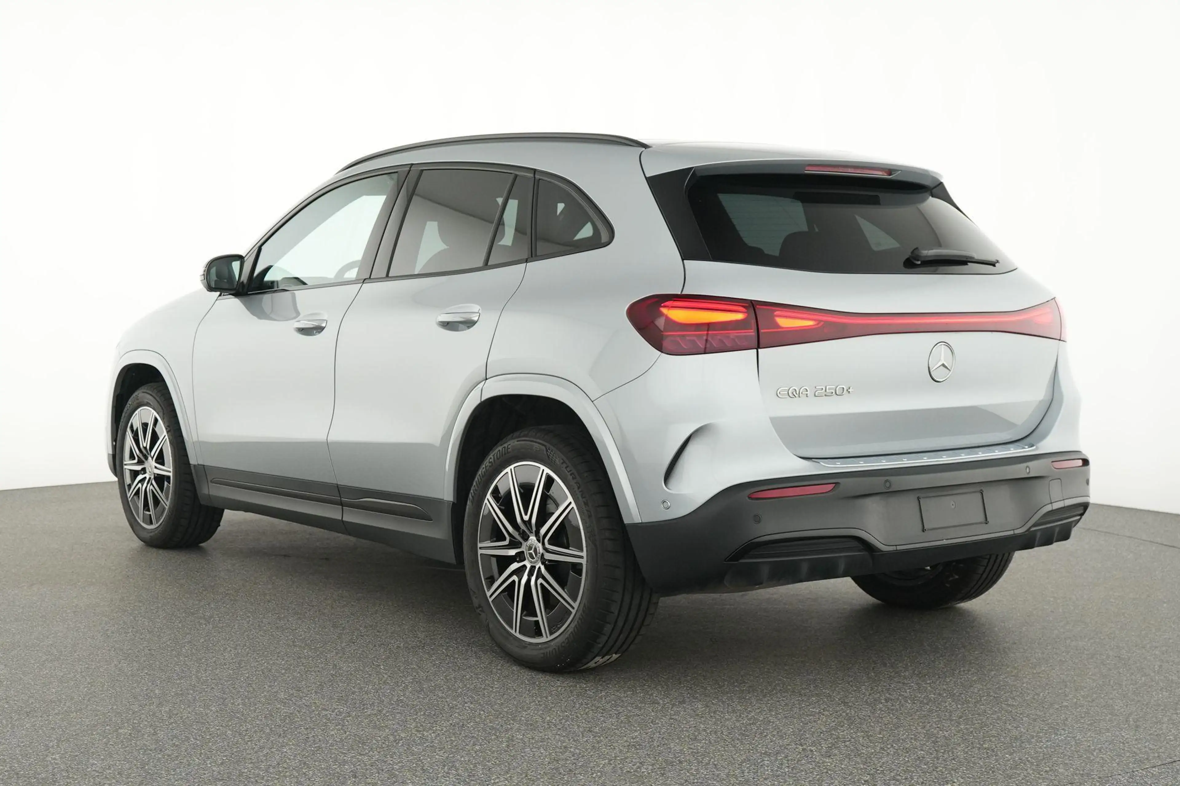 Mercedes-Benz EQA 250 AMG Line — photo 3