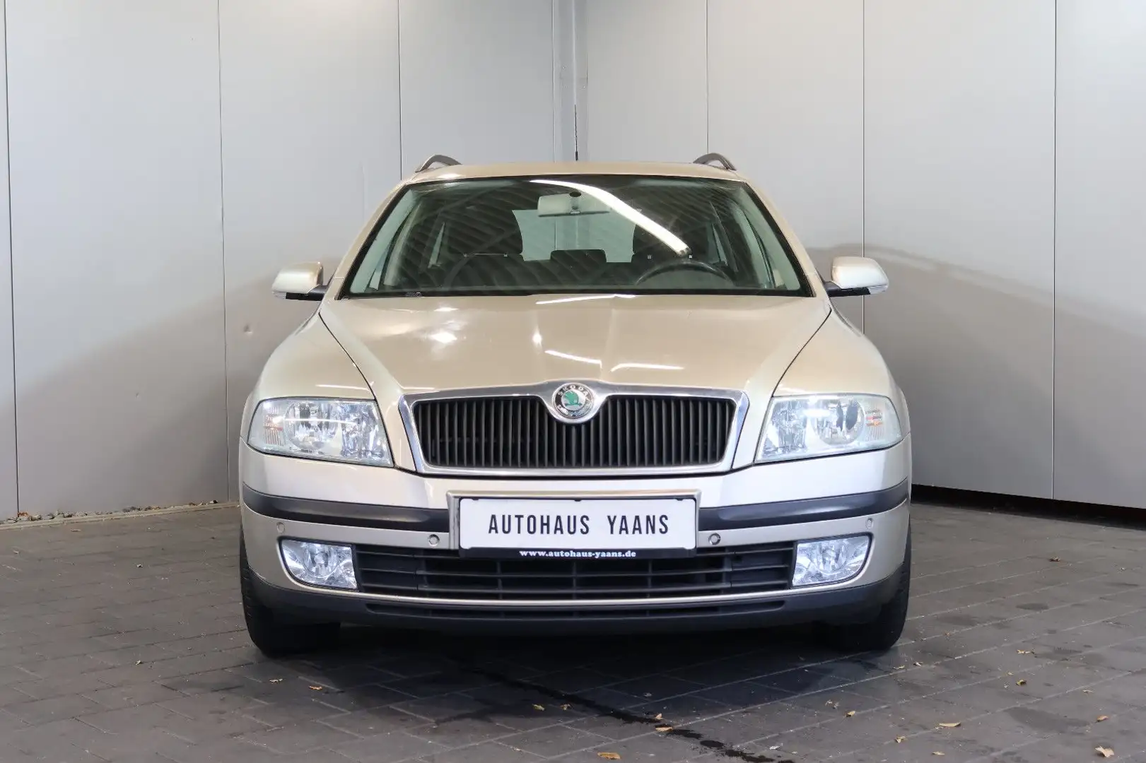 Skoda Octavia 1.6 FSI Ambiente KLIMA+PDC+ALU Beige - 2