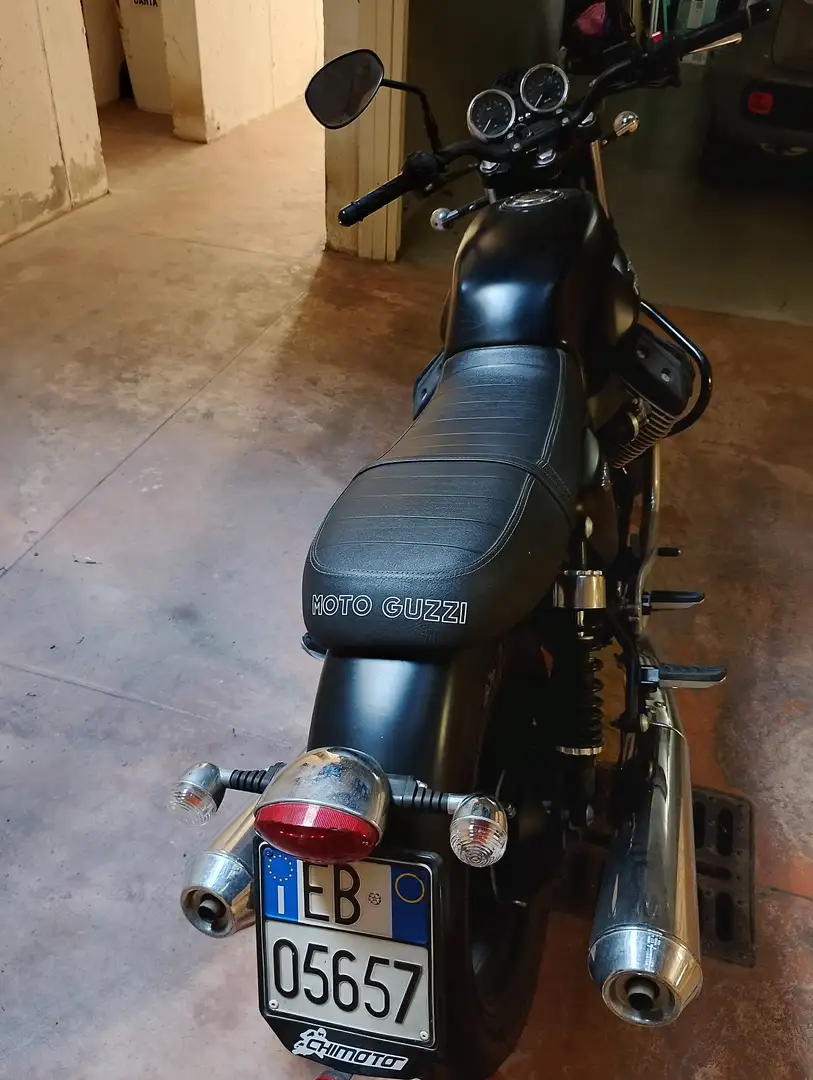 Moto Guzzi V 7 Stone Černá - 1