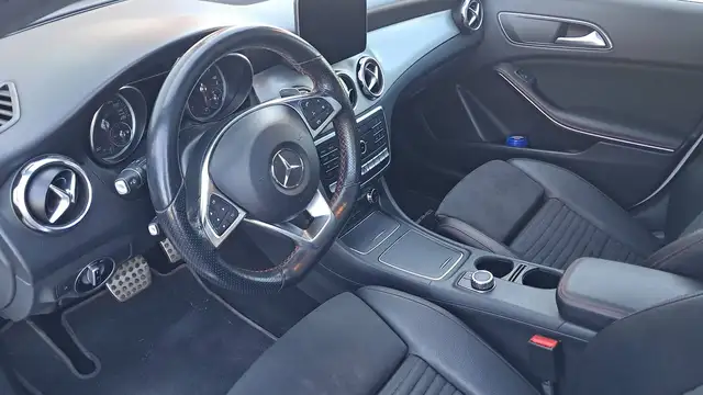 Mercedes-Benz 220 view 8