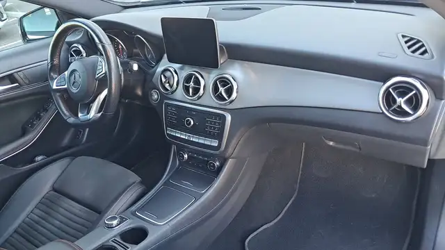 Mercedes-Benz 220 view 10