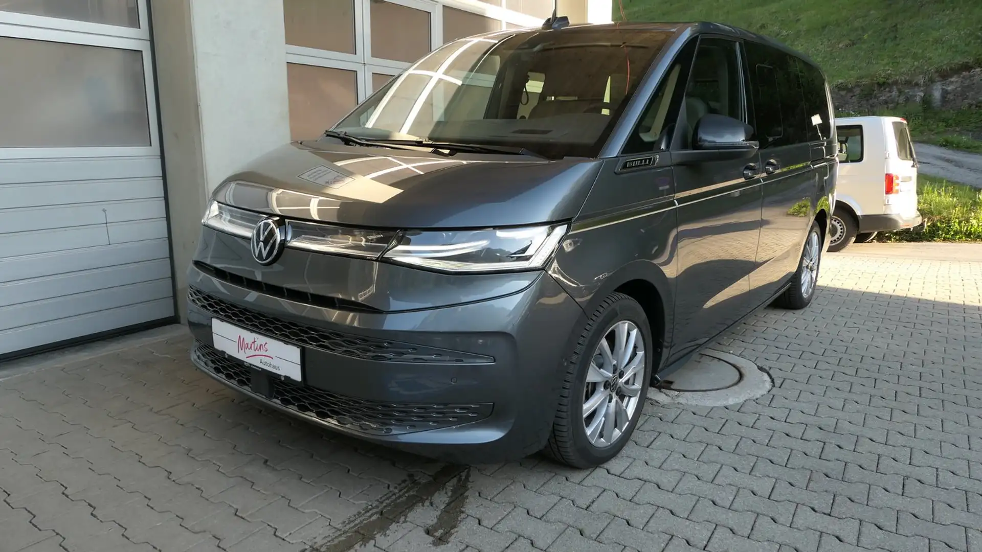 Volkswagen T7 Multivan VW T7 Multivan Style ÜH eHybrid 180 kW 4MOTION Grau - 2