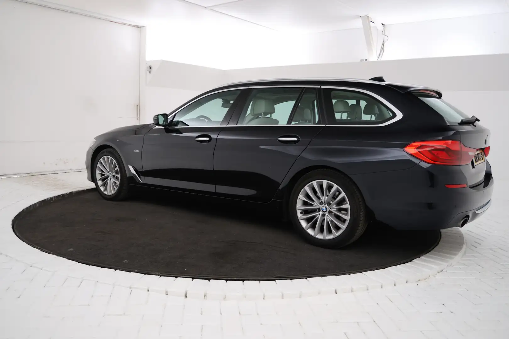 BMW 530 5-serie Touring 530i xDrive High Executive Cruise Zwart - 2