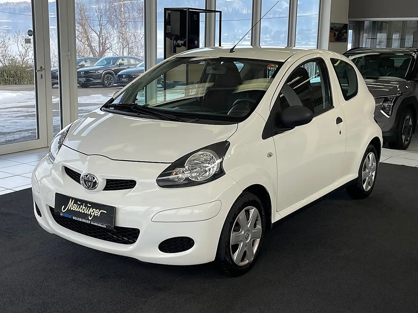Toyota Aygo 1,0 VVT-i Young Weiß - 1