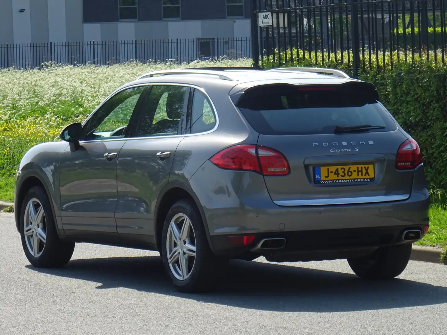 Porsche Cayenne 4.8 S LEER/NAVI/MEMORY/OPENDAK/APK 05-2026 Grijs - 2