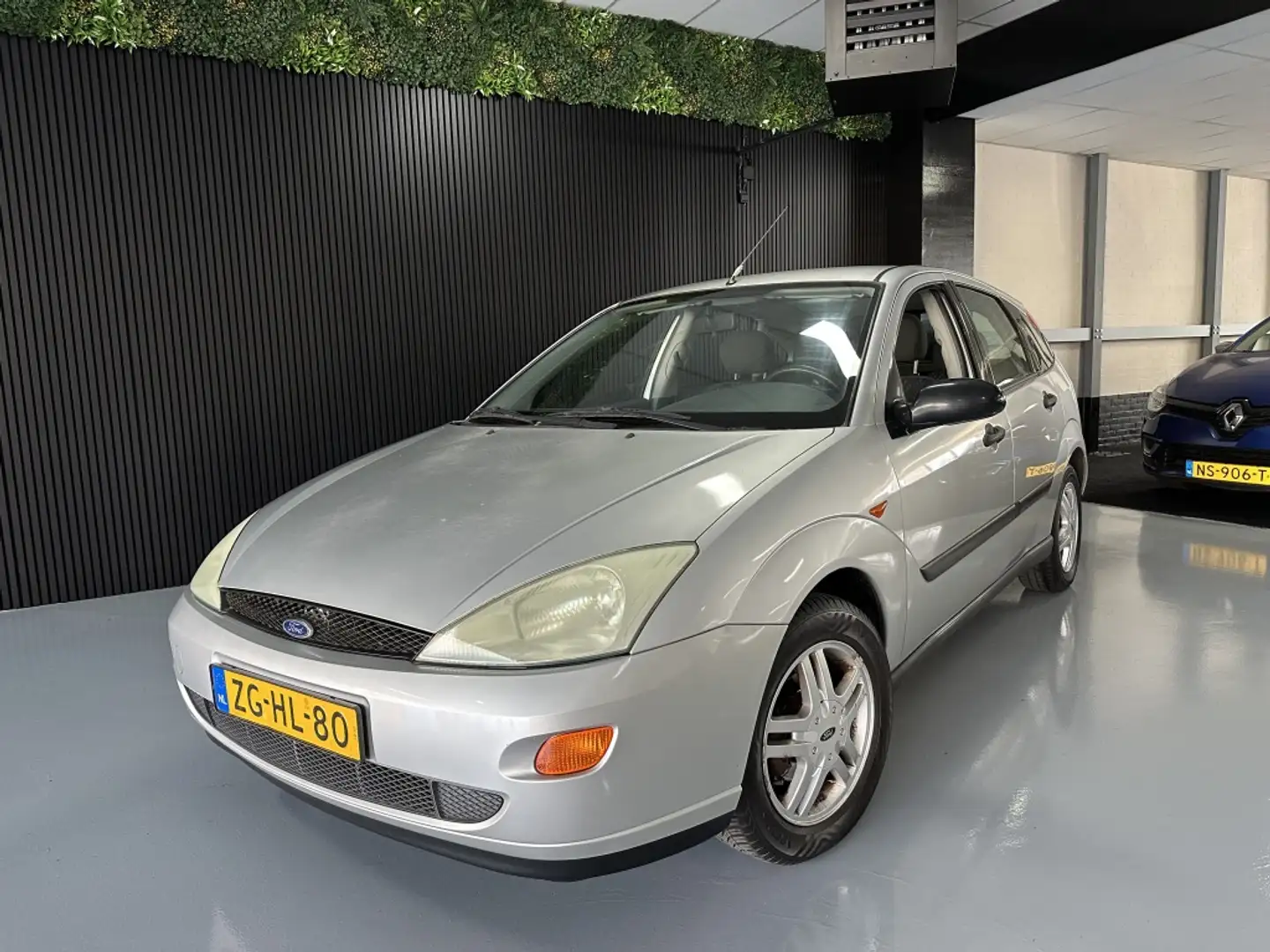 Ford Focus 1.6 16V Trend Inruilknaller! Gris - 2