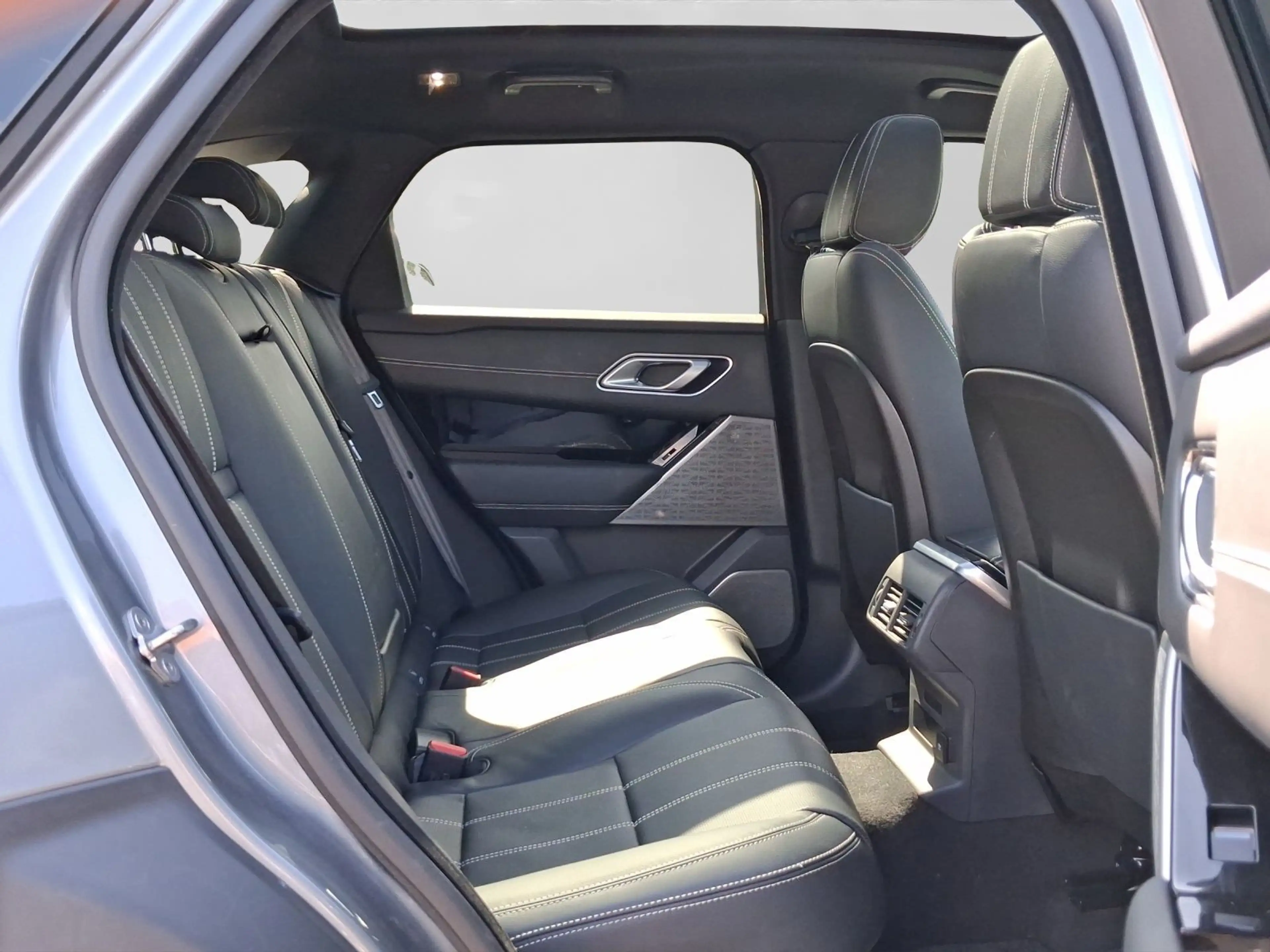 Land Rover Range Rover Velar 3.0d R-DYNAMIC SE PANO LM20 LE — photo 6